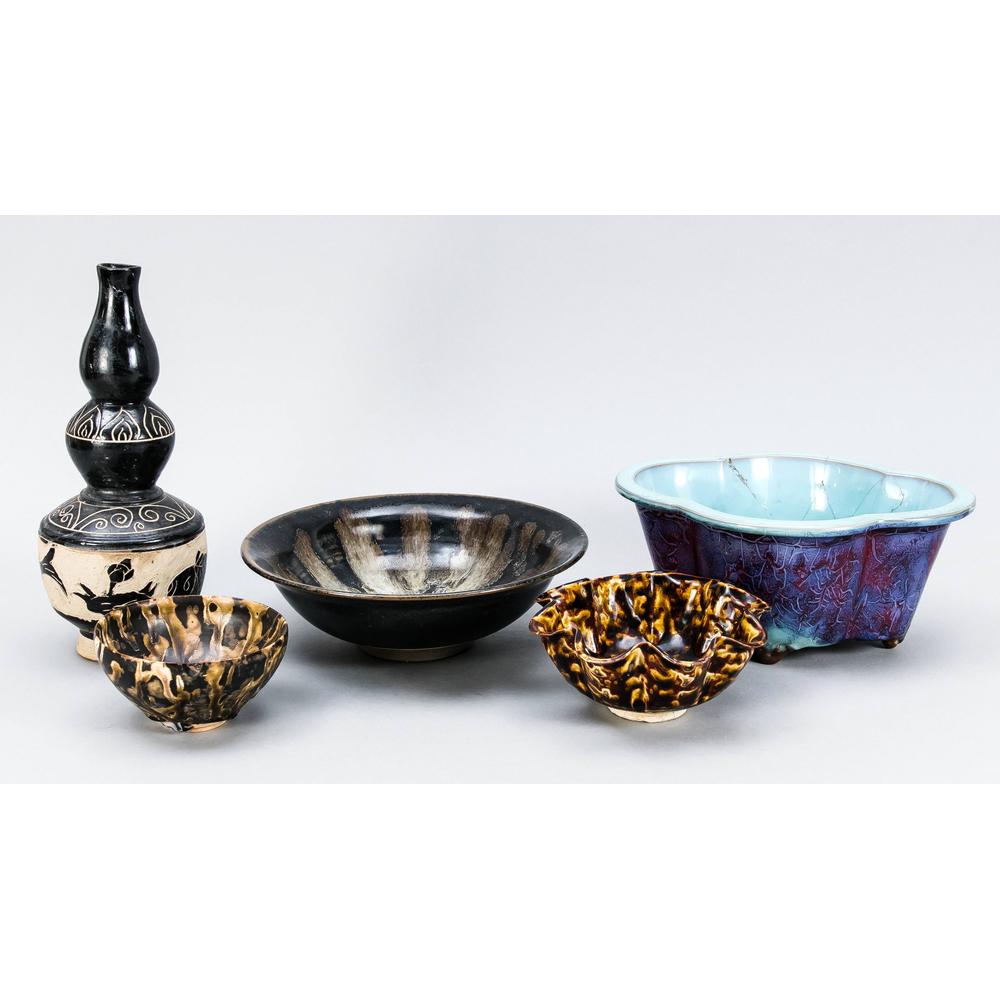 5 parts ceramic, China, 2: 5 parts ceramic, China, 20th century. 1 x passively curved bowl (cachepot) with Jun glaze, glued. 2 x small bowls (including 1 x with a lobed wall) with turtle shell glaze. 1 bowl with black glaze and