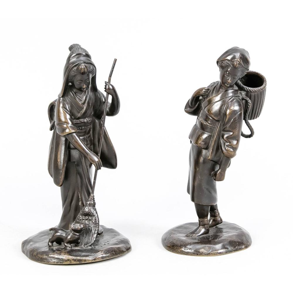 2 bronze figures, Japan,: 2 bronze figures, Japan, around 1900. 1 x a woman walking with a basket on her back, the figure has a slight overhang on one side (h. 17 cm). 1 x a sweeping woman and a small dog (17.5 cm). Both place
