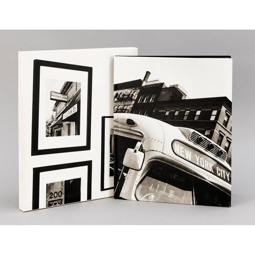 Bruce Weber (* 1946), pho: Bruce Weber (* 1946), photo book ''Ruehl 5th Book N ° 925 Greenwich Street NY'', num. 225/300, ill. Linen cover in orig. Slipcase, with numerous B / W photos, slipcase min. dam., 31 x 25 cm