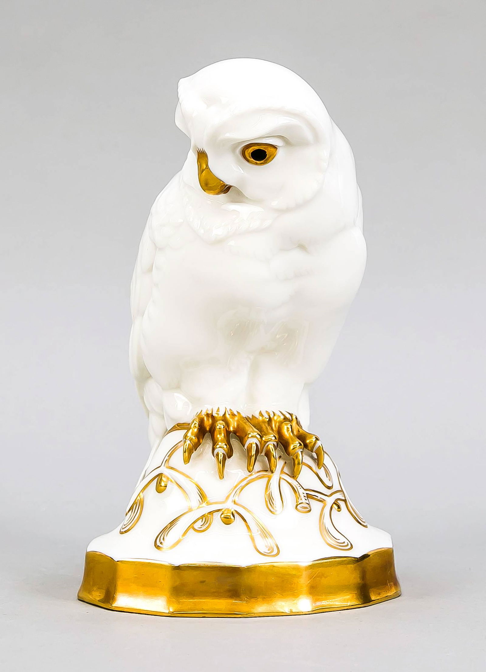Owl, Hutschenreuther / Selb, D: Owl, Hutschenreuther / Selb, Department of Art, 1920-1938, white porcelain, glazed, gold-plated, designed by Fritz Klee (1876-1976), slightly rubbed off, H. 18.5 cm