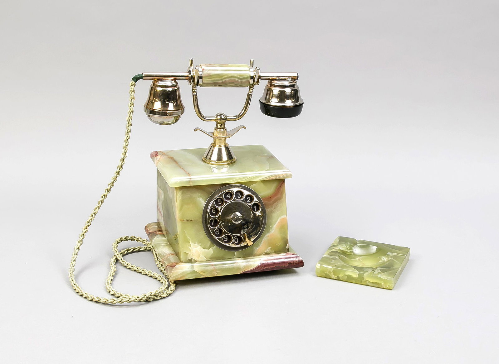 Onyxset zum Telefonieren und Ra: Onyxset zum Telefonieren und Rauchen, 20. Jh., bestehend aus einem quadratischen Aschenbecher mit Vertiefungen für 4 Zigaretten (11 x 11 x 2 cm), und einem Onyxtelefon im Stil alter Telefone um 1