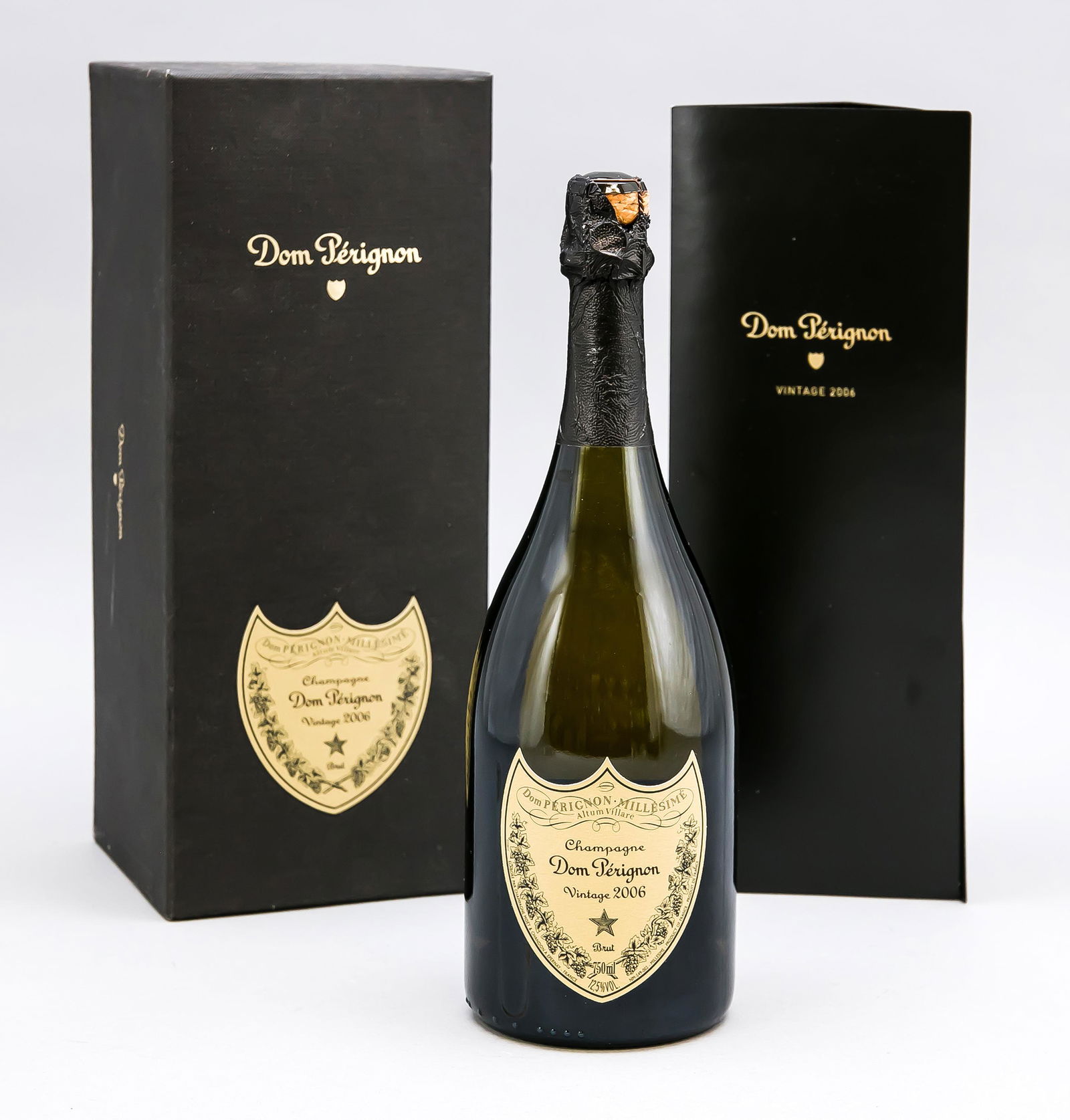 Flasche Champagne Dom Pérignon: Flasche Champagne Dom Pérignon Vintage 2006, Brut 750 mL. Im Originalkarton, Folie über dem Korken beschädigt, Maße Karton 33 x 13 x 13 cm