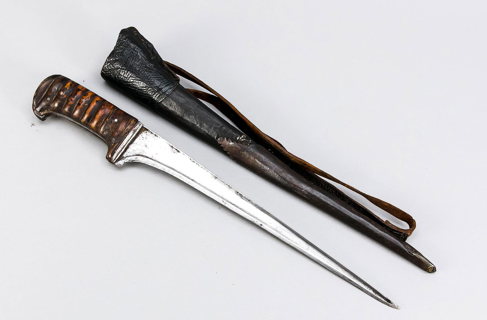 Karud mit Scheide und Riemen, A (1 of 1)