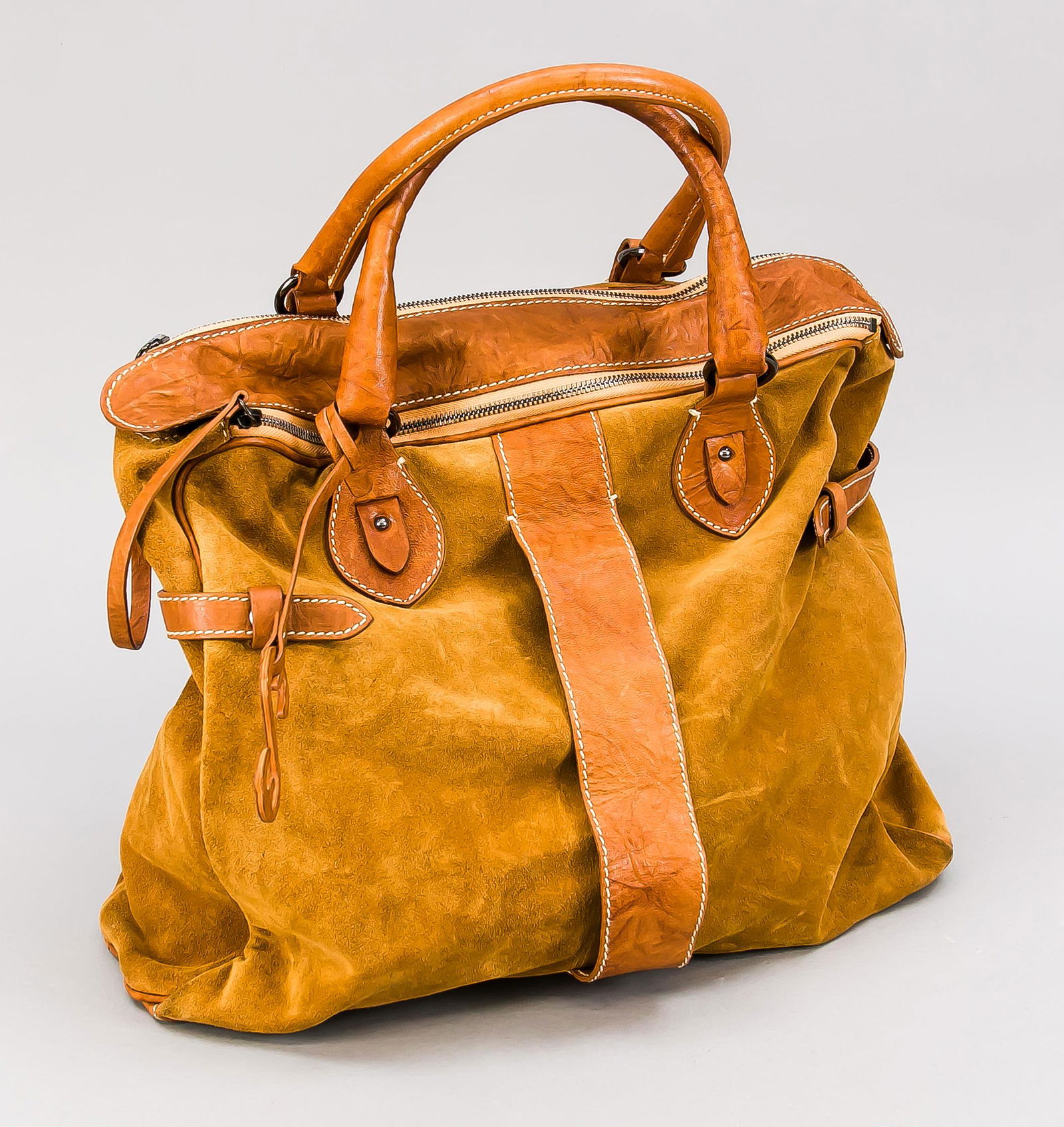Escada Handtasche, Italien, 20.: Escada Handtasche, Italien, 20. Jh., cognacfarbenes Velours- und Glattleder, geschwärzte Hardware, textiles Innenleben, leichte Gebrauchsspuren, ca. 45 x 34 x 11 cm