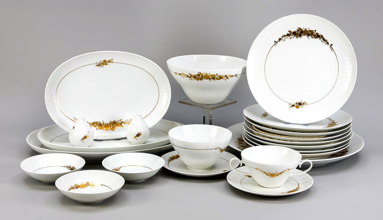 Dining service for 8 peop: Dining service for 8 people, 40 pieces, Rosenthal, Studio-Line, mark after 1961, form Romance in major, designed by Björn Wiinblad, white and delicate gold decor, 8 soup cups with saucer, Ø 
