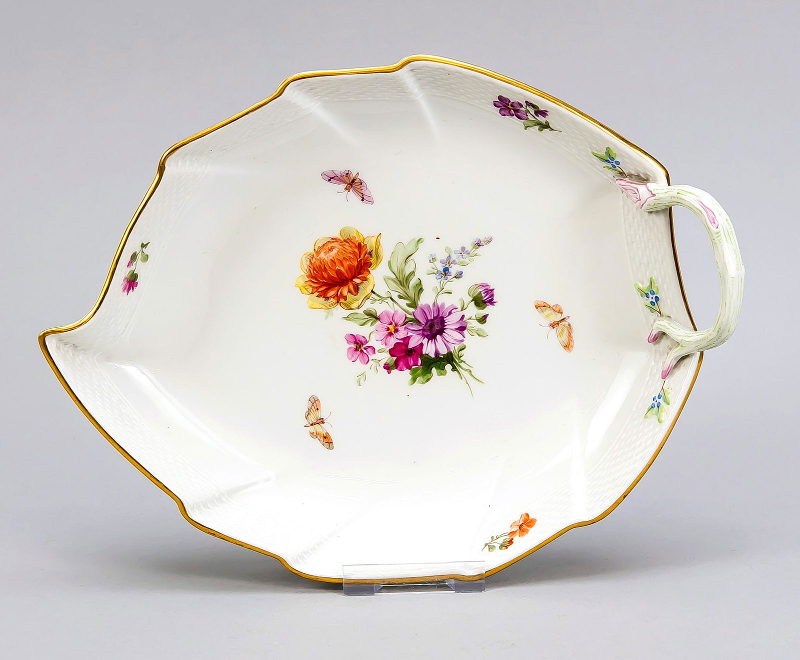 Leaf bowl, KPM Berlin, ye: Leaf bowl, KPM Berlin, year letter for 1917, 1st quality, red painters mark, form Ozier, fine polychrome painting with German flowers and insects, gold rim, L. 26 cm