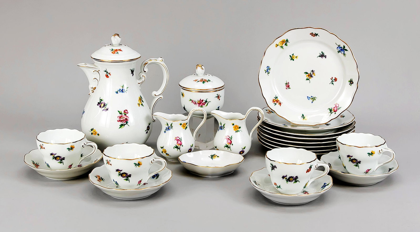 Kaffeeservice fÃ¼r 11 Pers: Kaffeeservice für 11 Personen, Hutschenreuther, Selb, nach 1969, Dekor Streublume, Goldrand, Kaffeekanne, H. 24 cm, 11 Tassen mit UT, H. 7,5 cm, 8 Kuchenteller, Ø 19 cm, Zuckerdose, 2 Milchk