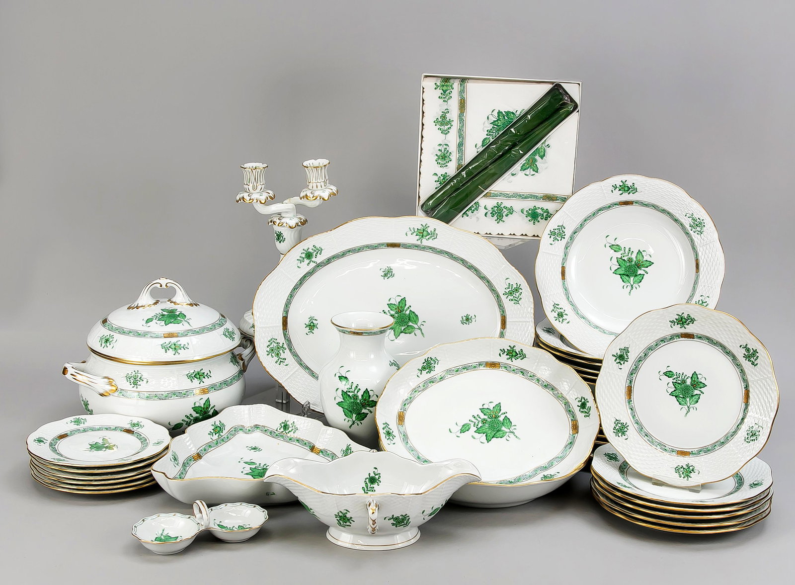 Dining service for 6 peop: Dining service for 6 people, 35 pieces, Herend, shape Ozier, decor Apponyi in green, gold-plated, round lid terrine, W. 27 cm, 6 starter plates, Ø 20.5 cm, 6 soup plates, Ø 24 cm, 6 dinner p