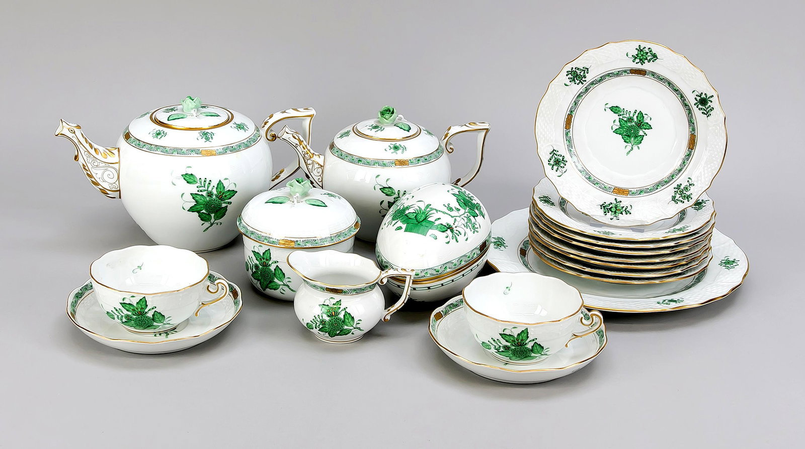 Large tea service for 8 p: Large tea service for 8 people, 30 pieces, Herend, marks after 1967, Apponyi decor in green, gold-plated, 2 coffee pots, h. 15 and 16 cm, 8 tea cups with saucers, h. 6.5 cm, 8 cake plates, Ø 19 c