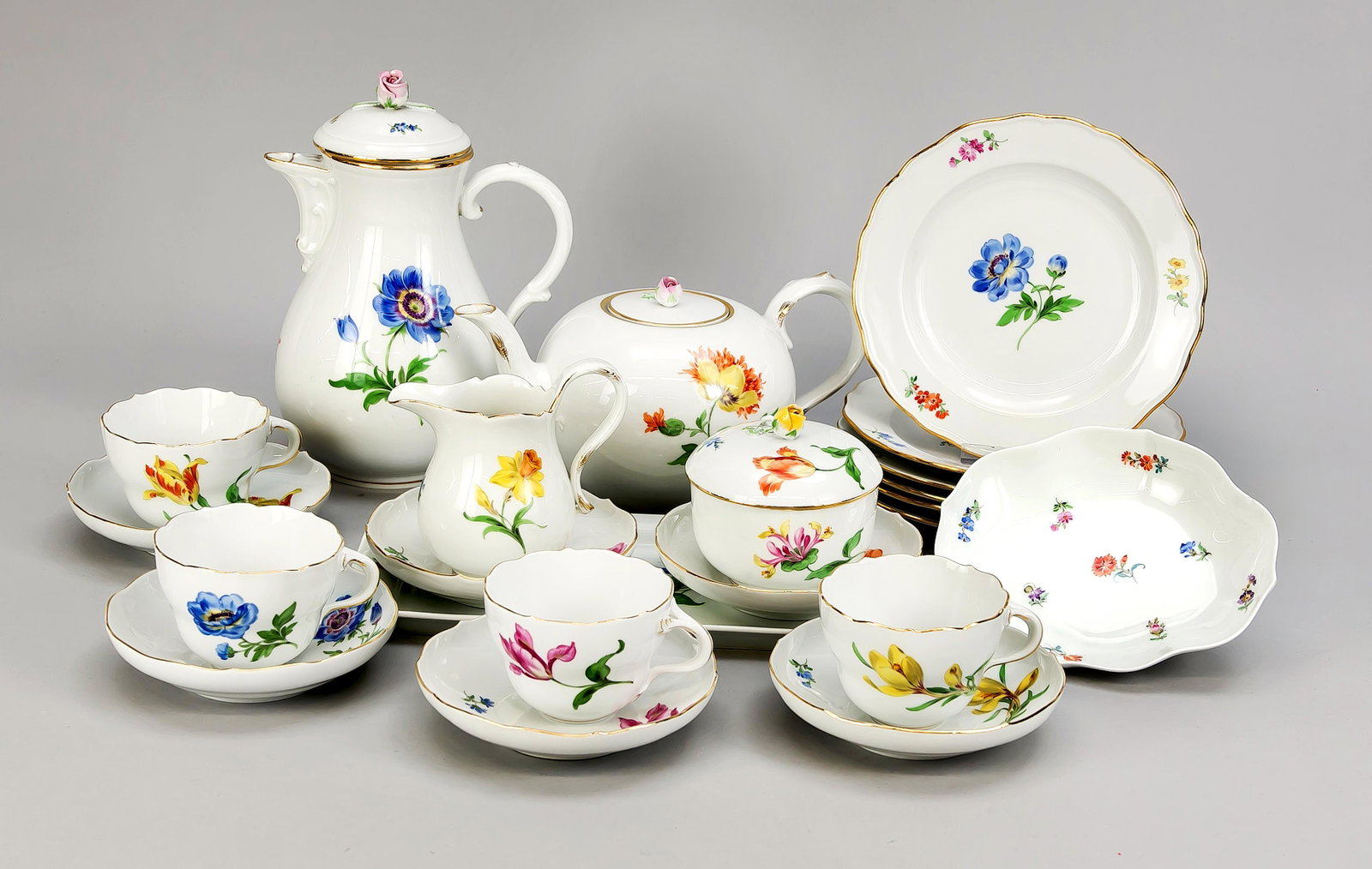 Coffee and tea service fo: Coffee and tea service for 6 people, 24 pieces, Meissen, after 1950, 1st quality, polychrome flower painting, decor flower 1, gold rim, coffee pot, h. 25 cm, teapot, lid rose min. dam., h. 14 cm, 6 ta