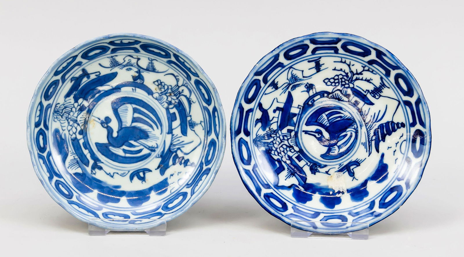 2 kleine Teller, China, 1: 2 kleine Teller, China, 17. Jh. Kobalt-Blauer Dekor in 3 Zonen: Im Zentrum ein Vogel, in der Mitte Landschaft, Fahne mit geometrischer Bordüre, jeweils unter dem Boden gemarkt, D. je 14,5 cm