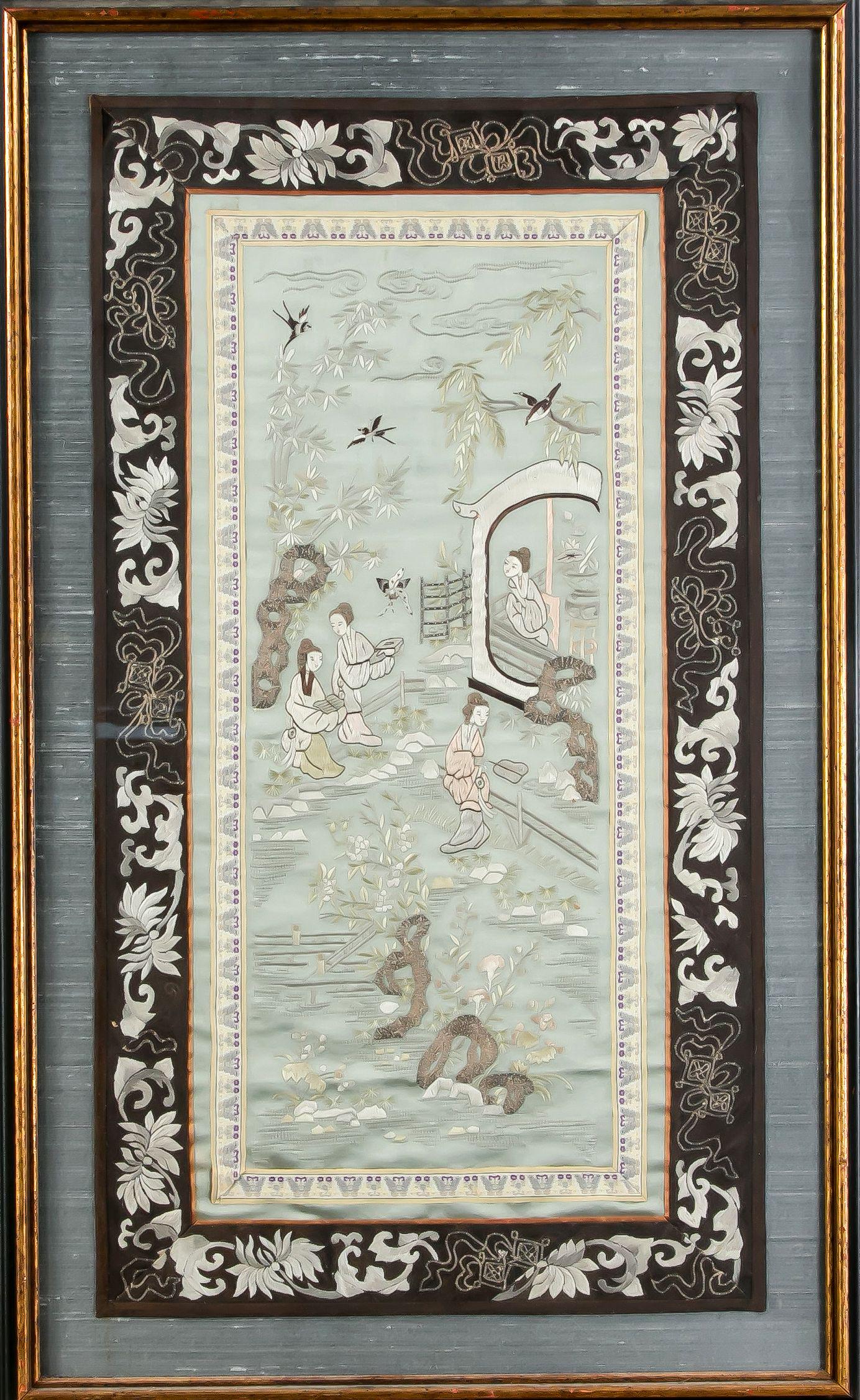 Seidenstickerei, China, u: Seidenstickerei, China, um 1900. Palastgartenszene mit einigen höfischen Damen, Wasser, Vögel, Bambus...vor türkisem Grund. Schwarzgrundige Bordüre mit Blumenranke. Auf hellblaue S