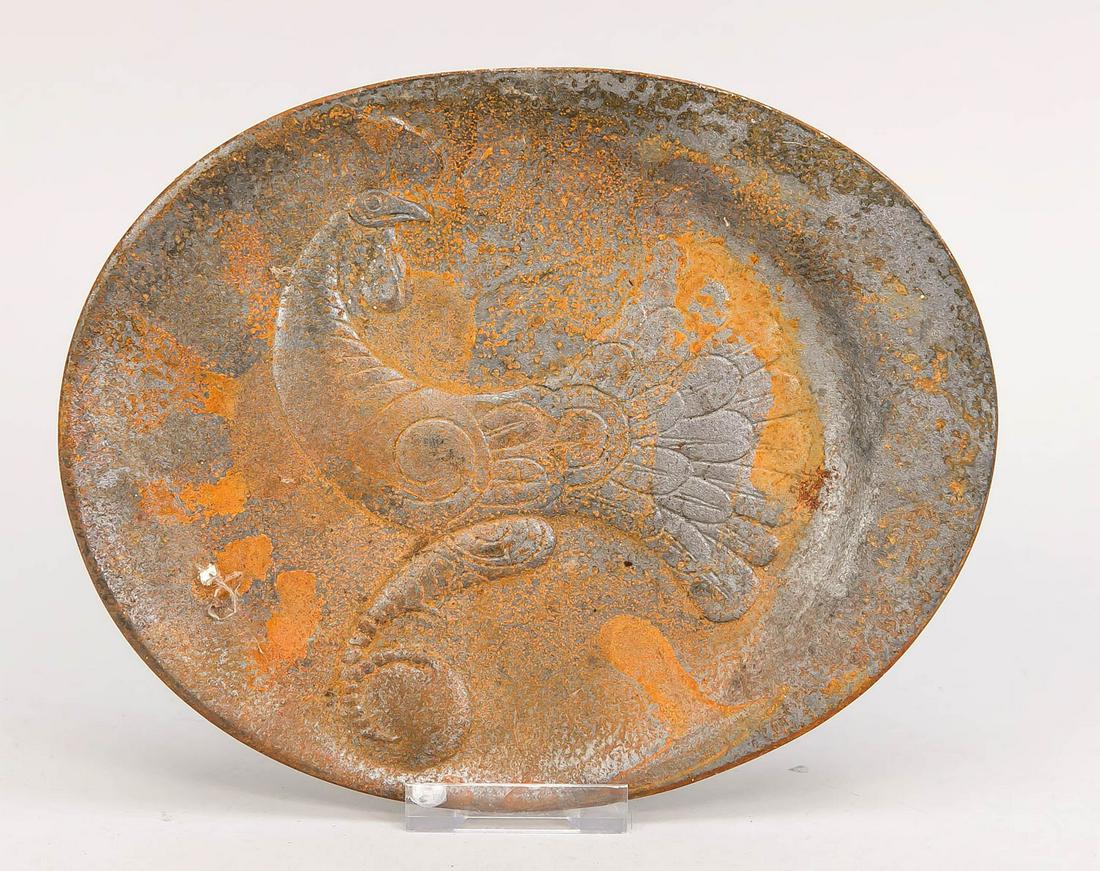 Ewald Mataré (1887-1965), oval: Ewald Mataré (1887-1965), ovaler Teller mit reliefiertem Hahn, Eisenguss grau patiniert, 1949, verso mit dem Monogramm des Künstlers sowie bezeichnet 'H. E. Schniewind', Auftragsarbeit der F