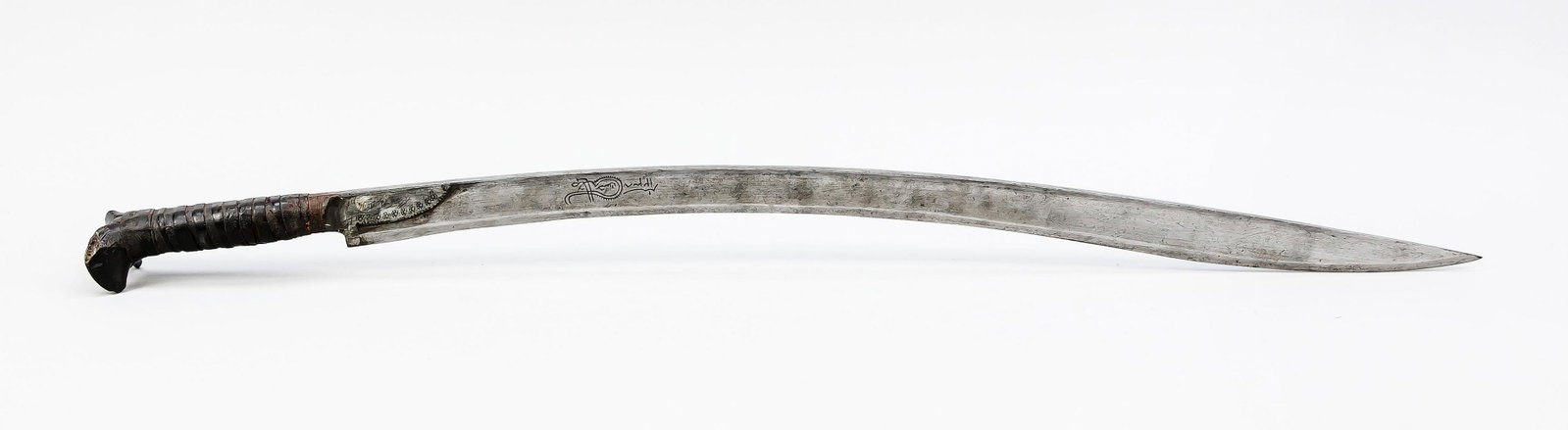 Yatagan (osmanischer Säbel), T: Yatagan (osmanischer Säbel), Türkei, 18./19. Jh. Einschneidige, S-förmig geschwungene Klinge. Klinge beidseitig ornamental tauschiert (1 x eine Art Sultanssiegel, 1 x eine Art verzierte