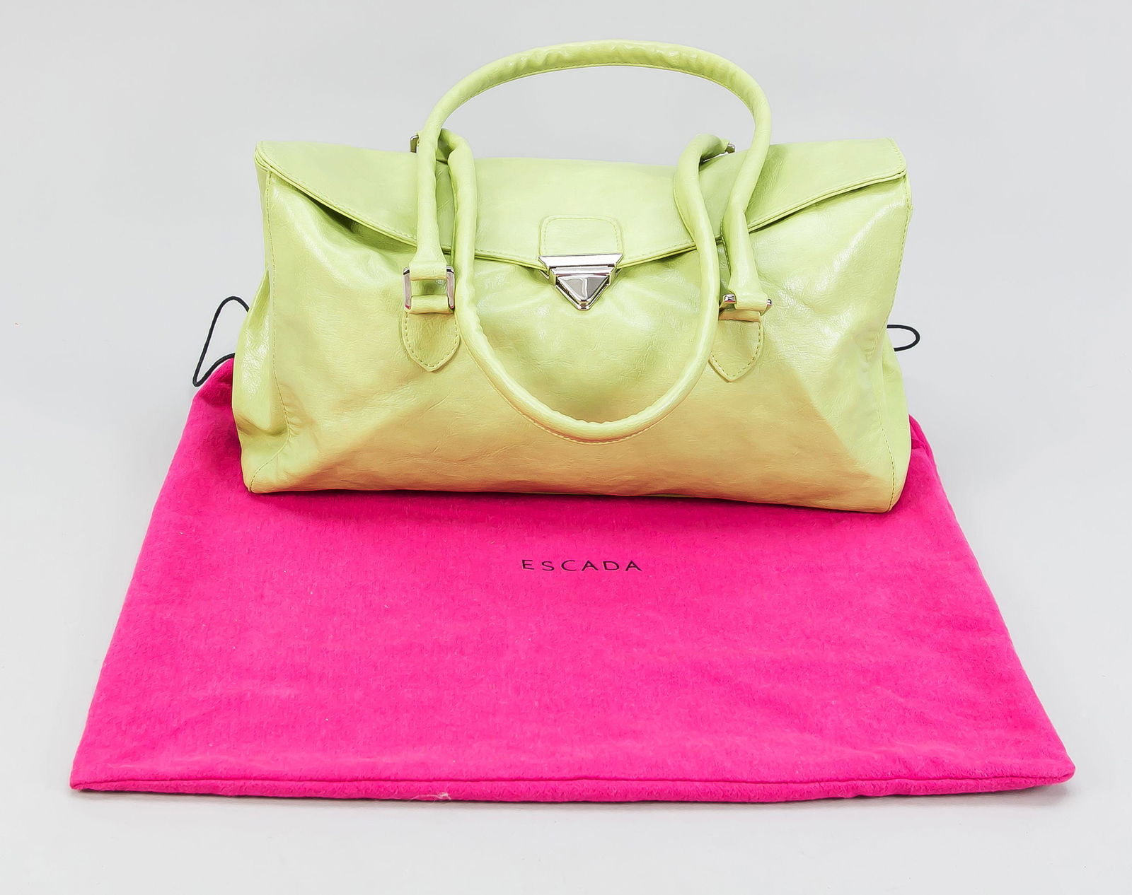 Escada, Schulterhenkeltasche,: Escada, Schulterhenkeltasche, lindgrünes glattes Kunstleder, silberf. Hardware, unterseitig 5 Füßchen, Flapverschluss mit Druckknopf, innen schwarzer beschichteter Stoff und zwei Innent