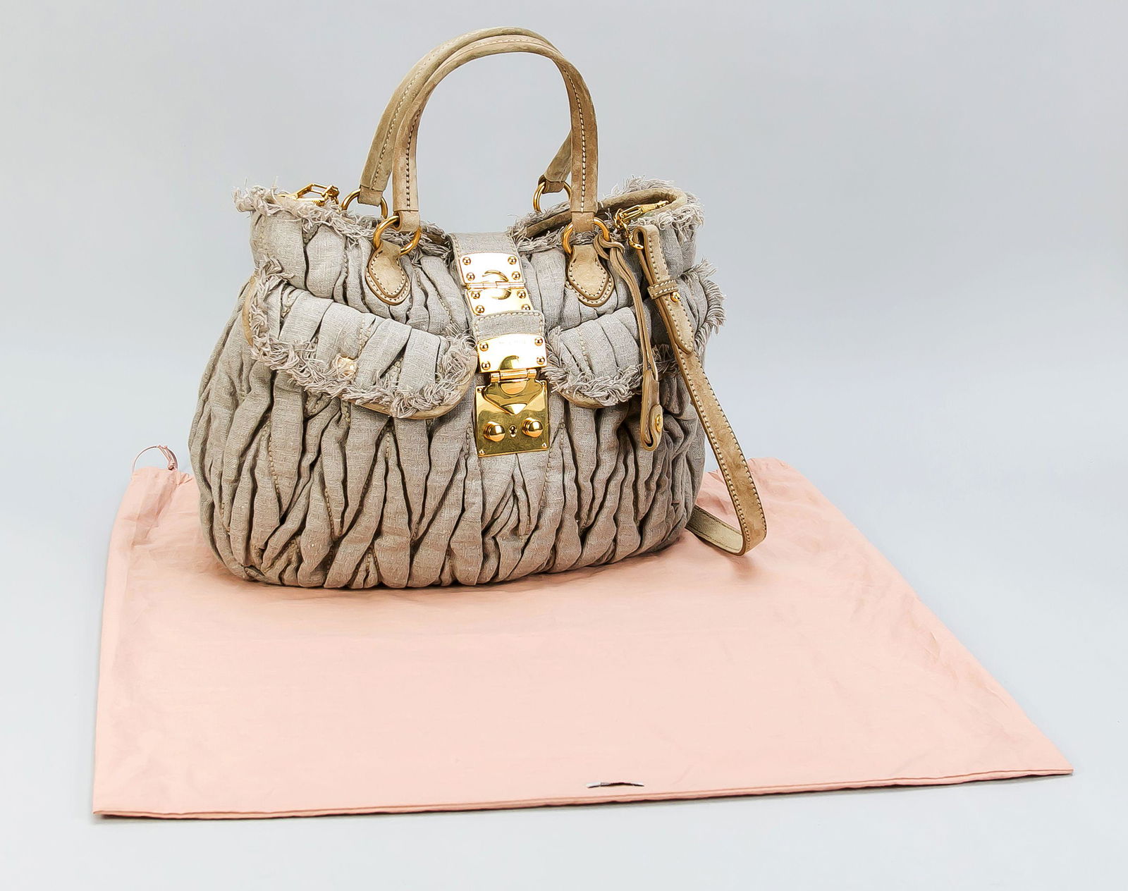 Miu Miu, Lino Matelassé Should: Miu Miu, Lino Matelassé Shoulder Bag Corda, gestepptes und wattiertes graues Leinen mit Details aus beigem Wildleder, goldfarbene Hardware, kurze Doppelhenkel und längerer Schulterriemen, Zi