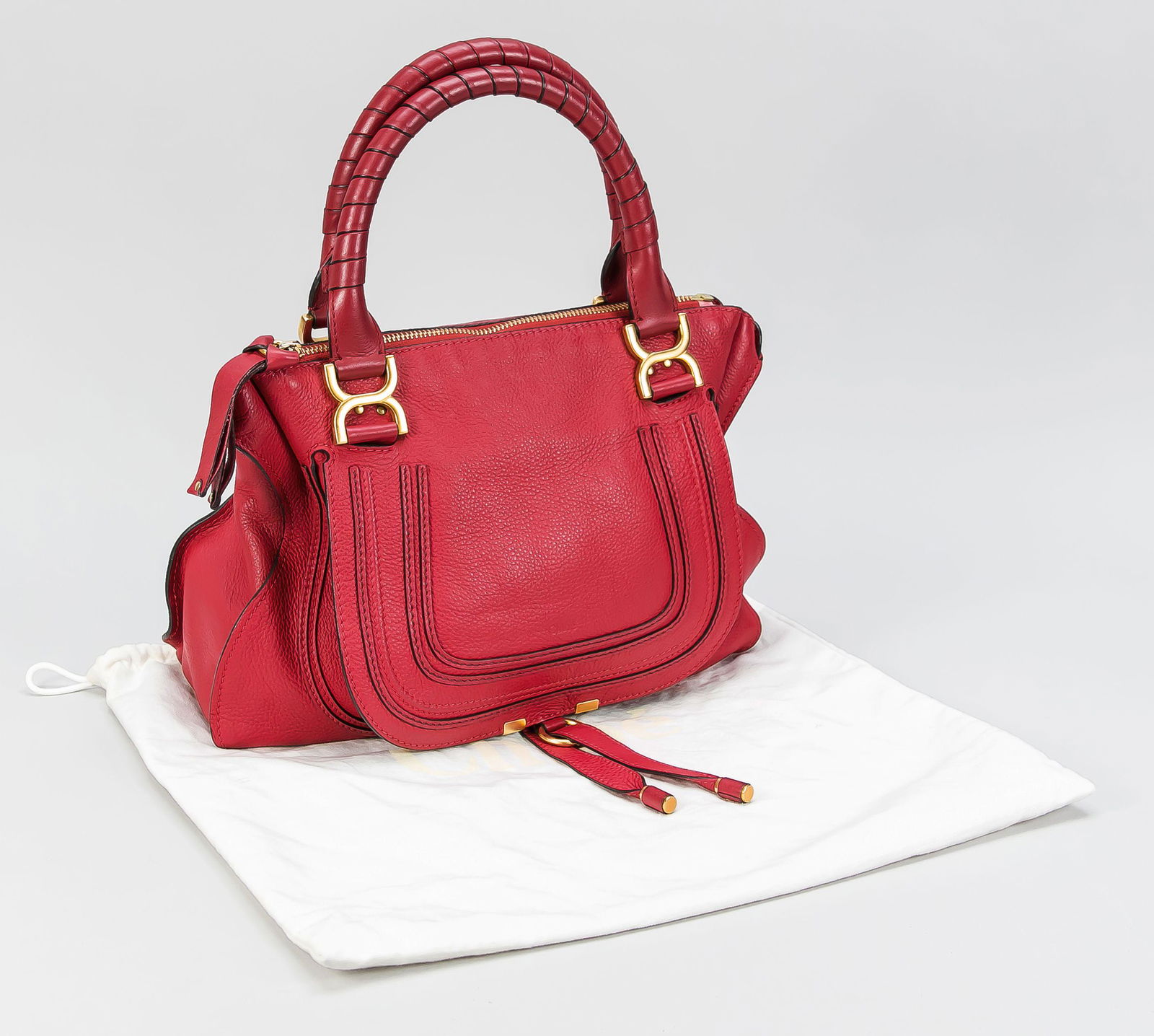 Chloé, Marcie Medium Shoulder: Chloé, Marcie Medium Shoulder Bag Earthy Red, rotes genarbtes Kalbsleder, goldfarbene Hardware, kurze Doppelhenkel in Wickeloptik, Front mit dekorativ gestalteter Lasche und darunter verborgenem