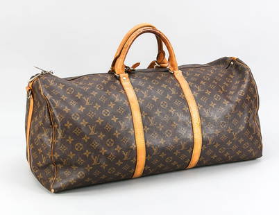 Louis Vuitton, Keepall 55 Band: Louis Vuitton, Keepall 55 Bandouliere Monogram Canvas Weekender, gummiertes Baumwollgewebe im klassischen Logoprint-Design mit Details aus cognacfarbenem Rindsleder, goldfarbene Hardware, kurze Doppel