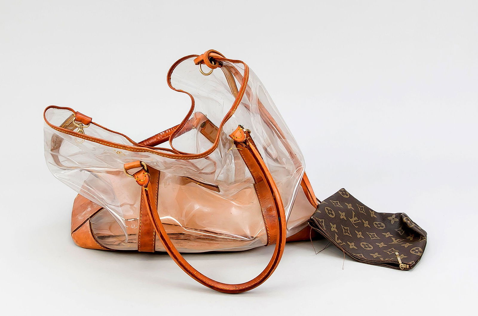 Louis Vitton vintage beach bag: Louis Vitton vintage beach bag, transparent plastic with leather straps and bottom, hanging bag with zipper and the typical pattern, very dirty and strong signs of wear, approx. 30 x 21 x 42 cm