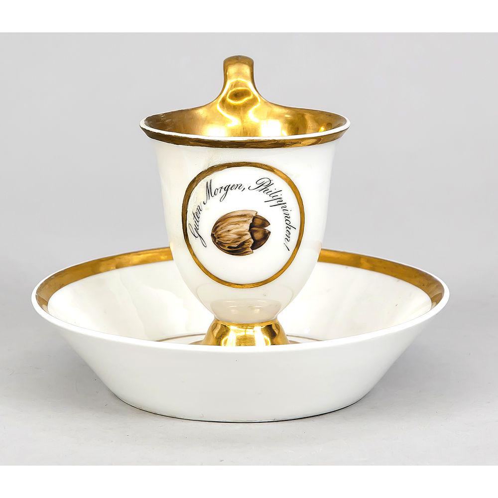 Tasse mit Untertasse, KPM Berl: Tasse mit Untertasse, KPM Berlin, Glockentasse mit Campanerhenkel, frontseitig Nuss mit Inschrift 'Guten Morgen Philippinchen', innen Vergoldung, Marke 1800-1820, Malermarke 1817-1823, H. 10,5 cm, daz