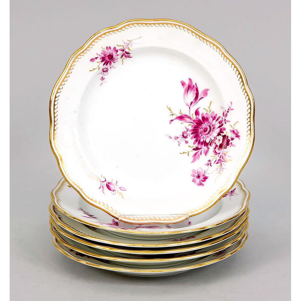 Sechs Brotteller, Meissen, 20.: Sechs Brotteller, Meissen, 20. Jh., 1. W., Form Neuer Ausschnitt, mit purpurfarbener Blumenmalerei und Goldspitzenkante, Ã˜ 16 cm