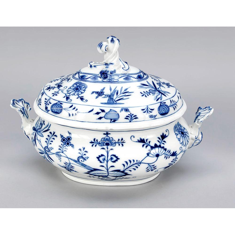 Oval lidded terrine, Meissen,: Oval lidded terrine, Meissen, mark 1850-1924, 1st quality, shape new cutout, decor onion pattern in underglaze blue, lid chipped, L. 35 cm