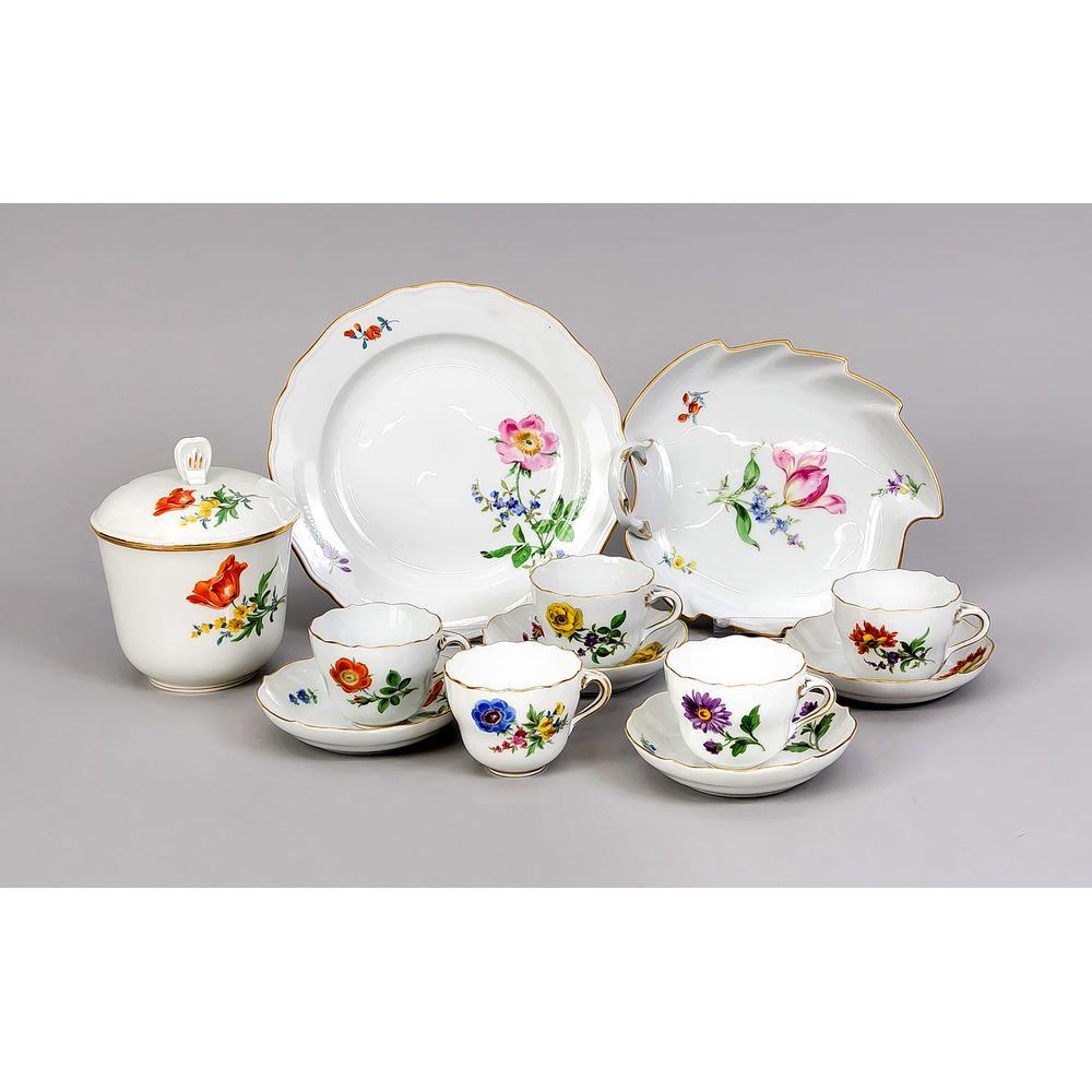 Mixed lot, 12 pieces, Meissen,: Mixed lot, 12 pieces, Meissen, stamps after 1934, 2nd quality, 5 mocha cups with 4 saucers, shape new cutout, H. 6 cm, 1 plate, Ã˜ 20 cm, 1 leaf bowl, 1st quality, L. 19 cm, with a lidded box, all w