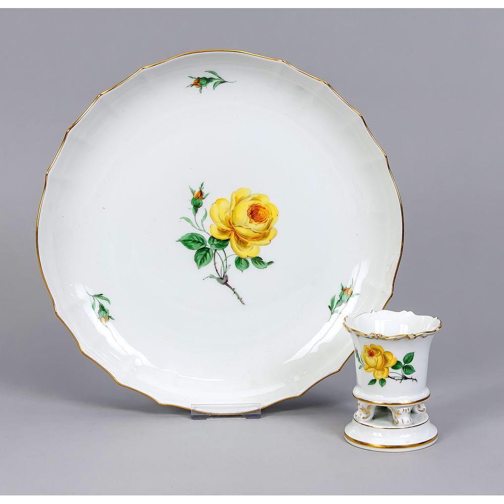 Runde Schale und Vase, Meissen: Runde Schale und Vase, Meissen, Marken nach 1934, 2. W., Form neuer Ausschnitt, polychrome Malerei, Dekor gelbe Rose, ziervergoldet, Ofenvase, H. 9 cm, Schale, Rand rest., Ã˜ 28 cm
