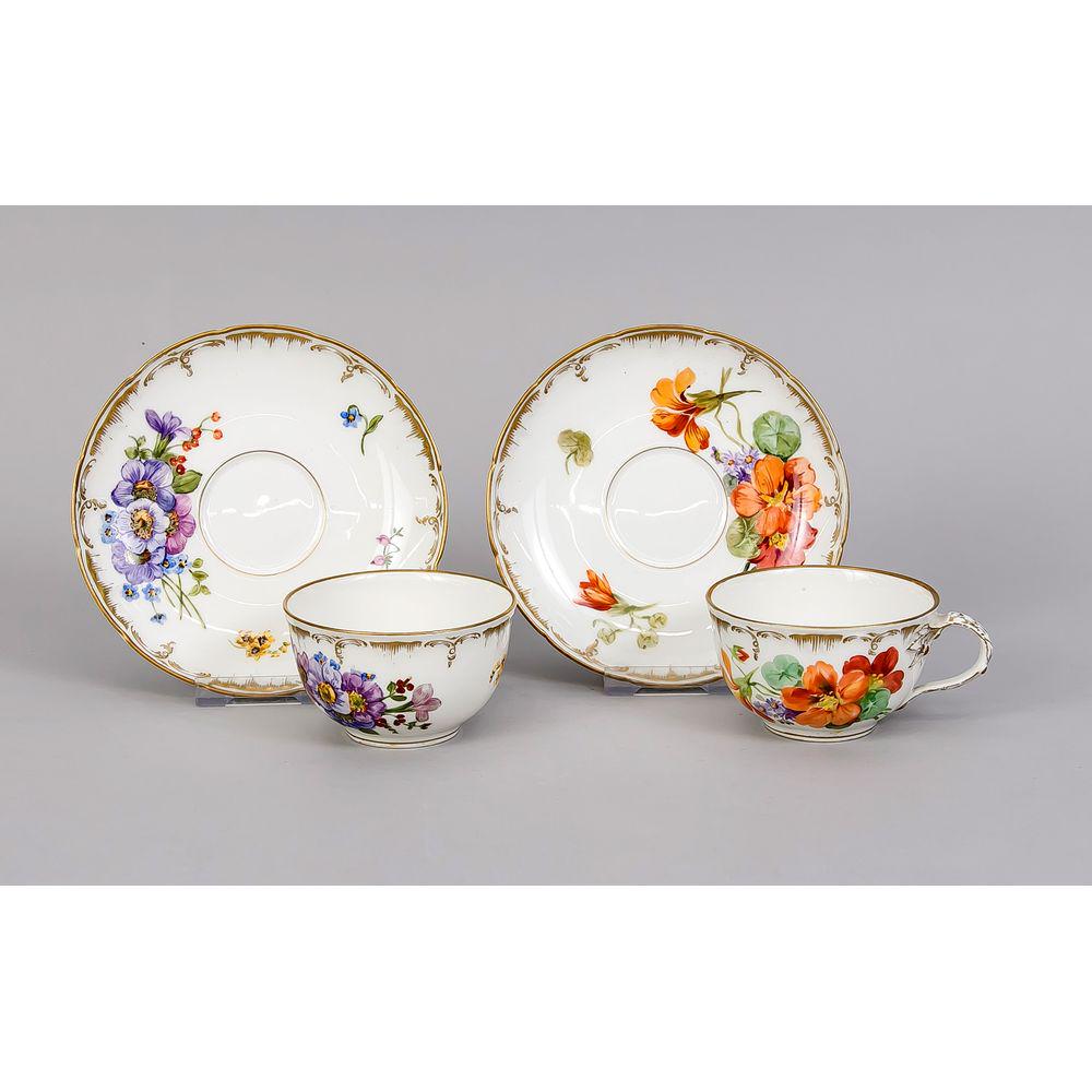 Zwei Tassen mit UT, KPM Berlin: Zwei Tassen mit UT, KPM Berlin, Ende 19. Jh., 2. W., Form Neuglatt, polychrome Blumenmalerei mit Kapuzinerkresse und blauen Blumen, ziervergoldet, H. 6,5 cm