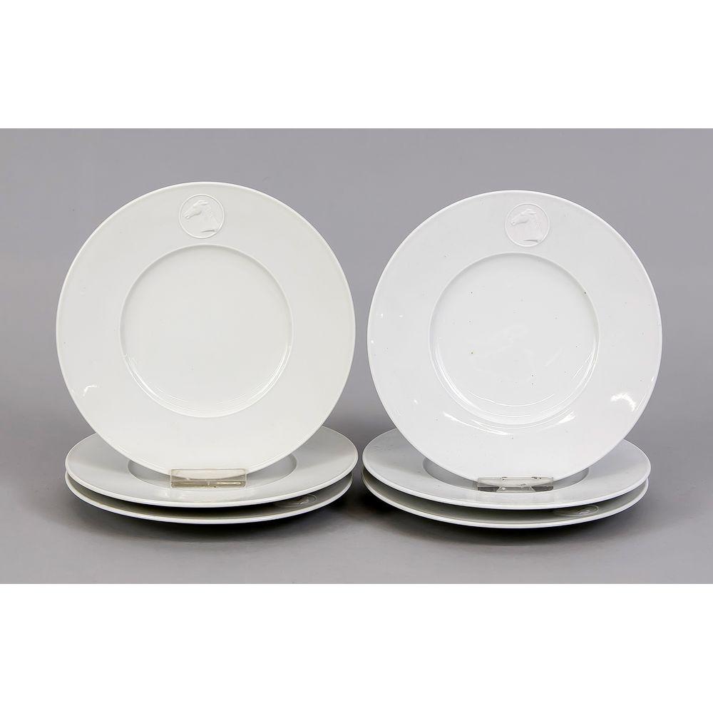 Sechs Brotteller, KPM Berlin,: Sechs Brotteller, KPM Berlin, 20. Jh., weiÃŸ, 1. und 2. W., Entwurf Trude Petri und Siegmund SchÃ¼tz, Modell Arkadia, Rand mit Biskuitmedaillons, PferdekÃ¶pfe, Ã˜ 16 cm