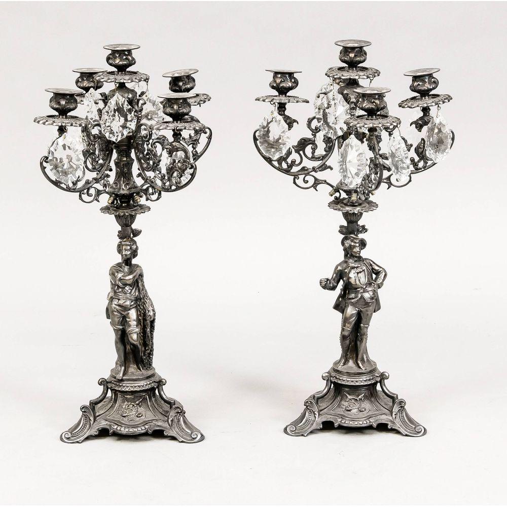 Paar figÃ¼rliche Zinnleuchter,: Paar figÃ¼rliche Zinnleuchter, Ende 19. Jh. Dreipassiger Sockel, schwer ornamentiert. FigÃ¼rliche SchÃ¤fte mit feschen JÃ¼nglingen von Staude mit BlÃ¼te hinterfangen, aus der der 5-flg. Leuc