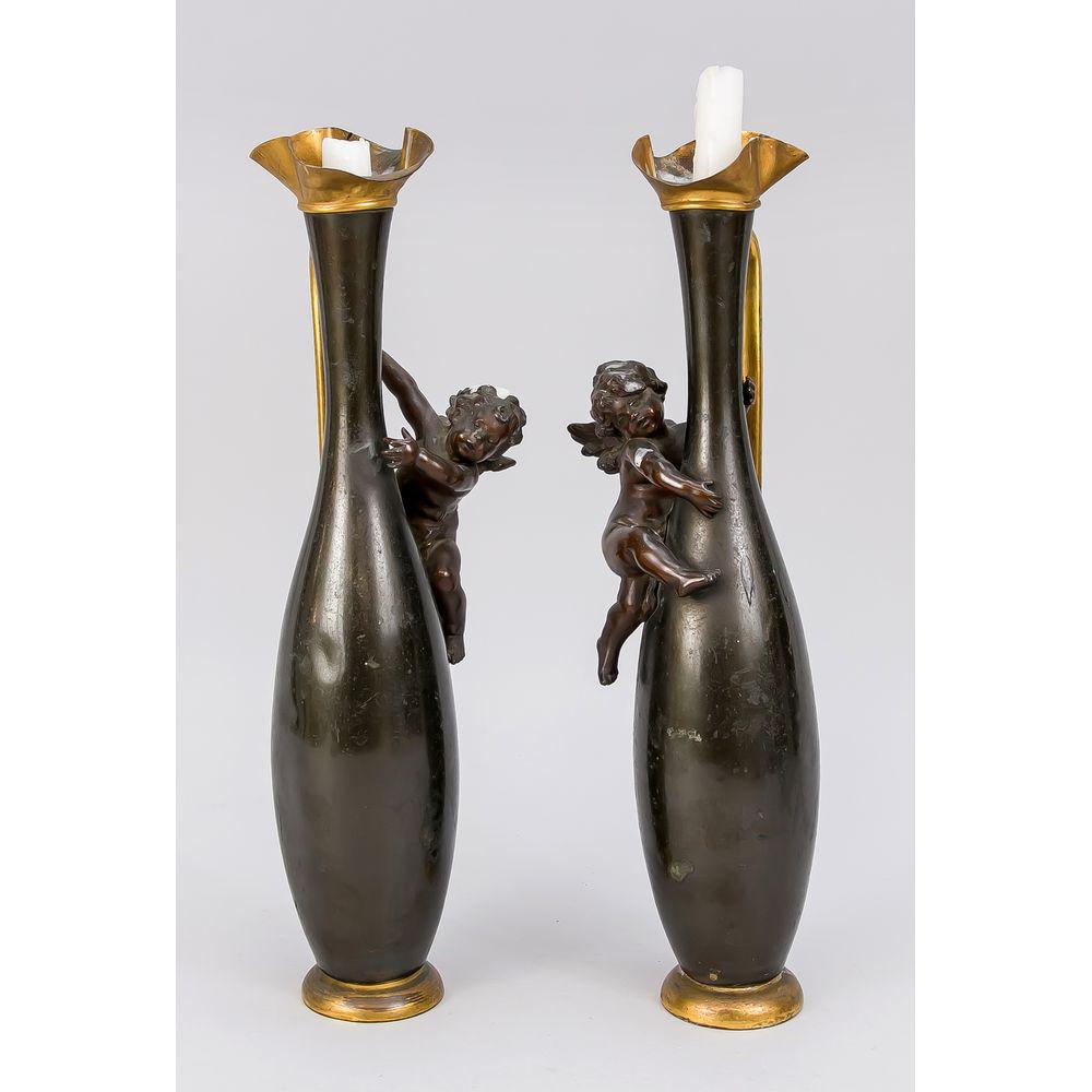 Paar Ziervasen um 1900, Bronze: Paar Ziervasen um 1900, Bronze, partiell vergoldet. Schlanke Vasen mit gewellter TÃ¼lle. Am Hals jeweils eine Putto-Applikation. Ber. Und best., Stand nicht ganz gerade, Restkerzen, Tropfwachs, H. 4