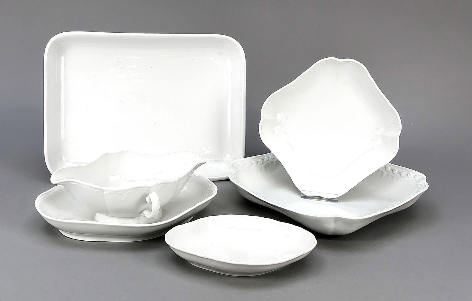 KPM Berlin, 5-piece set, 20th centu: KPM Berlin, 5-piece set, 20th century, 2nd choice, tws form Neuzierat, sauce boat, l. 26 cm, oval scahle, l. 20 cm, 2 carrÃ© bowls, w. 18 and 25 cm, tray, 30 x 22 cm