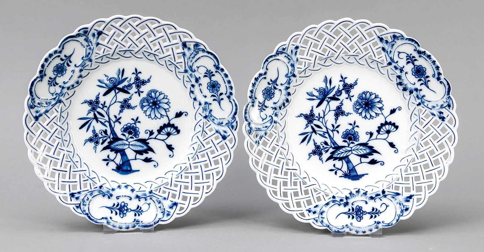 Two breakthrough plates, Meissen, k: Two breakthrough plates, Meissen, knob period 1850-1924, 1st choice, wavy rim, decor onion pattern in underglaze blue, minimal chip on the standing ring, d. 23,5 cm