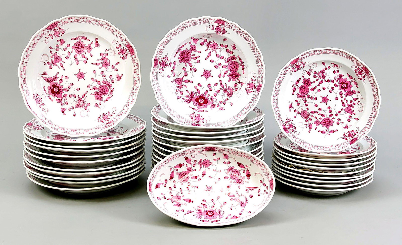 Dinner service, Meissen, Knauffschw: Dinner service, Meissen, Knauffschwerter 1850-1924, 1st choice, form New Cutout, decor Indian purple, 10 appetizer plates, Ã˜ 21,5 cm, 12 soup plates, Ã˜ 23 cm, 27 dinner plates, Ã˜ 24 cm, oval 