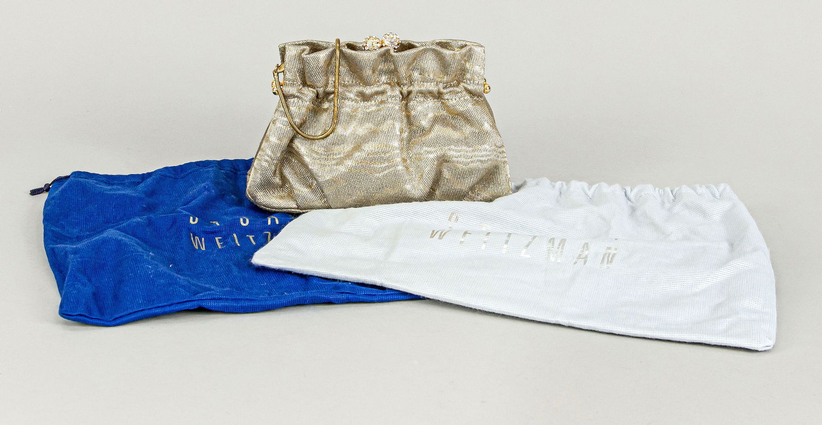 Evening bag by Stuart Weitzman, gol: Evening bag by Stuart Weitzman, gold color fabric. Clasp as balls with stone set, chain strap. With dust bag, minimal traces of wear, approx. 14 x 20 cm.