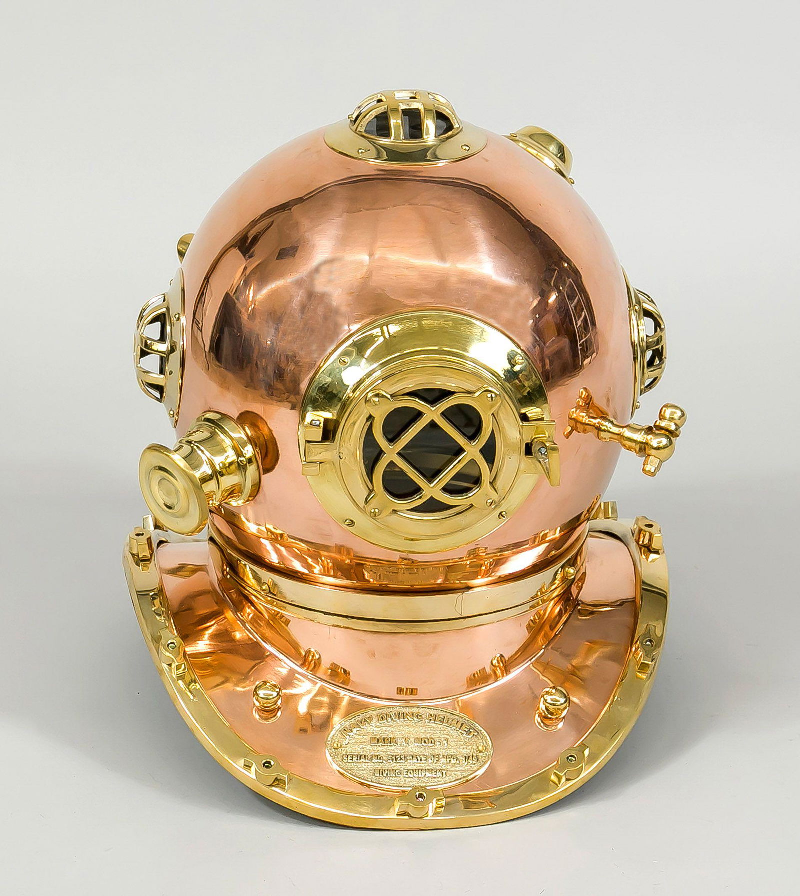 Diving helmet in the old style (rep: Diving helmet in the old style (reproduction), copper and MEssing. On the oval brass plaque on the chest marked ''Navy diving Helmet Mark V Model 1 (...). minimally rubbed, ca. 45 x 35 x 35 cm