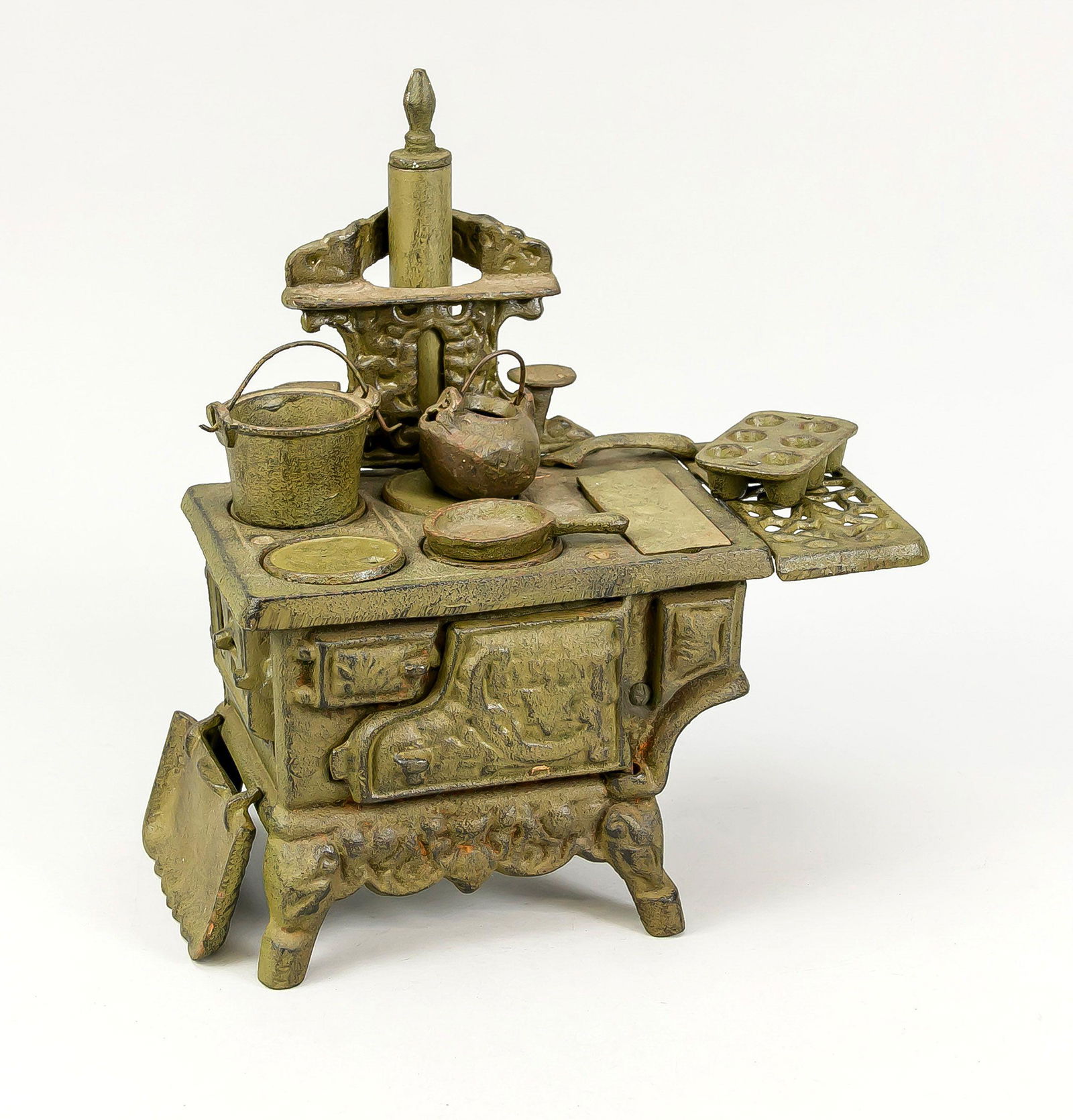Cast iron children's stove, late 19: Cast iron children's stove, late 19th century, green patina. With various parts, such as pots, pans, buckets...slightly rubbed, approx 27 x 26 x 14 cm.
