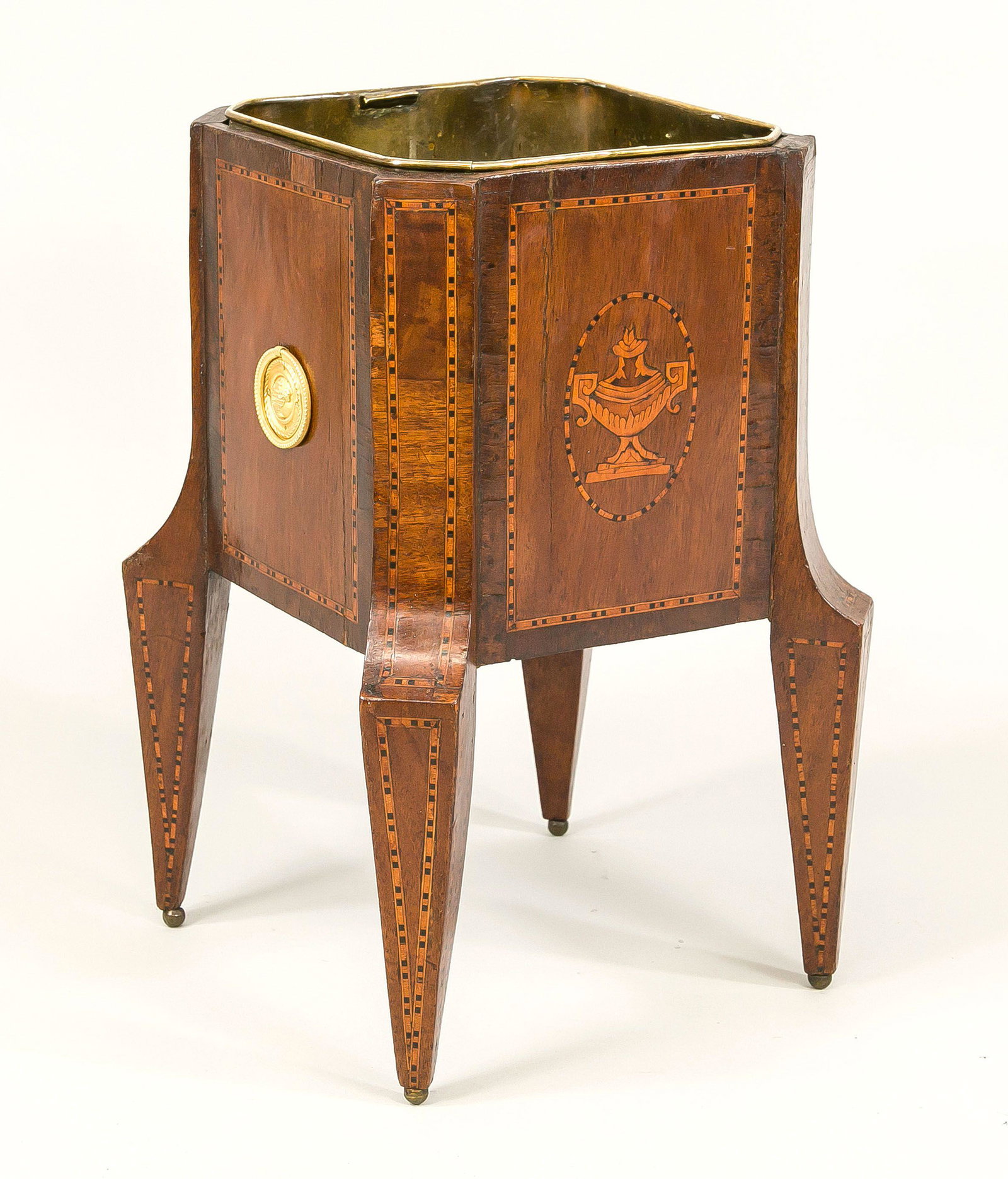 Teestoof, Holland, late 19th centur: Teestoof, Holland, late 19th century, mahogany. Cube-shaped body with beveled edges. Inlaid decoration, ring handles, brass insert. Lightly bumped & rubbed, h. 46 cm.