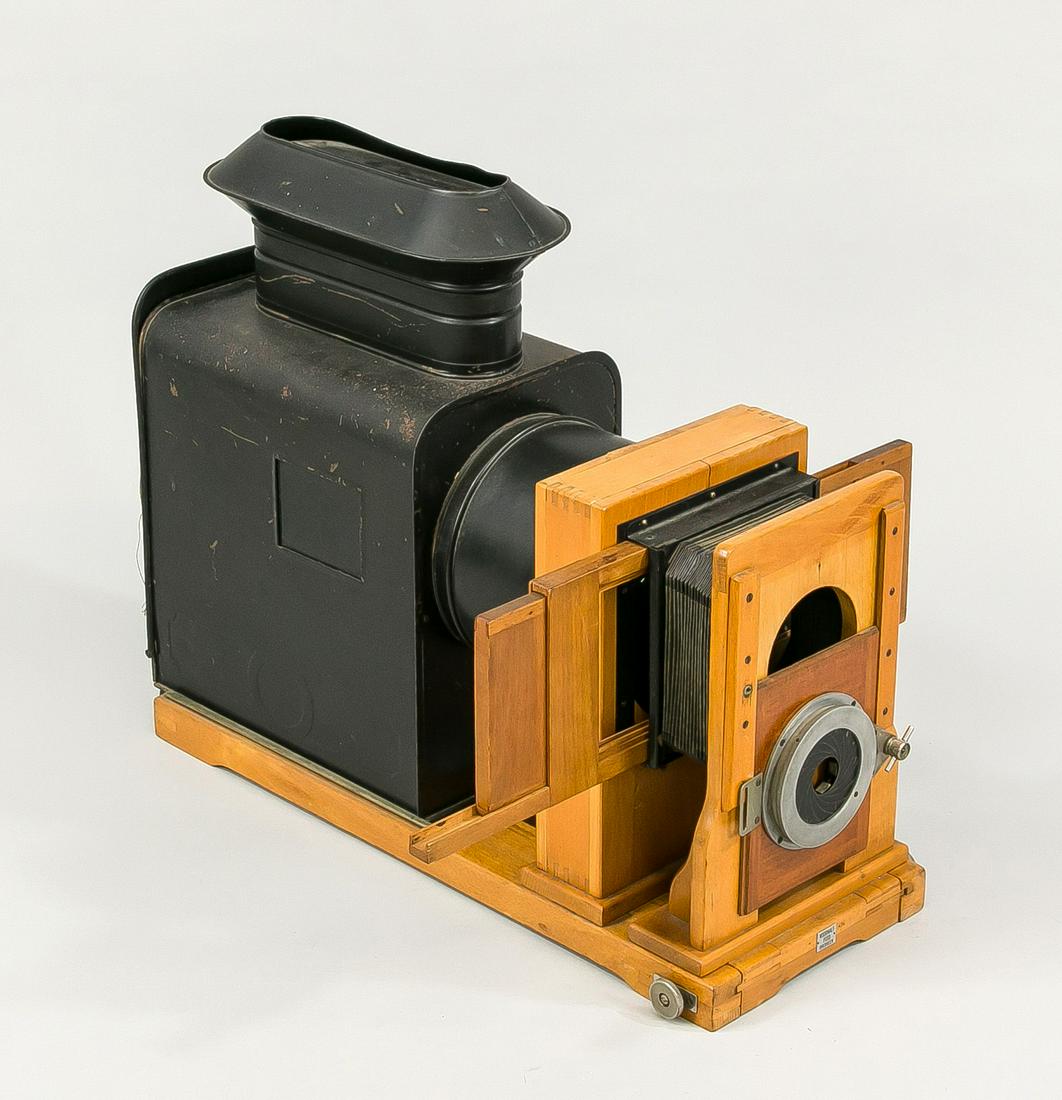 Old camera, late 19th century, blac: Old camera, late 19th century, black lacquered sheet metal and light hardwood. Inscribed on a plaque on the body ''ICA Aktiengesellschaft Dresden''. Slightly rubbed & bumped, 50 x 65 x 40