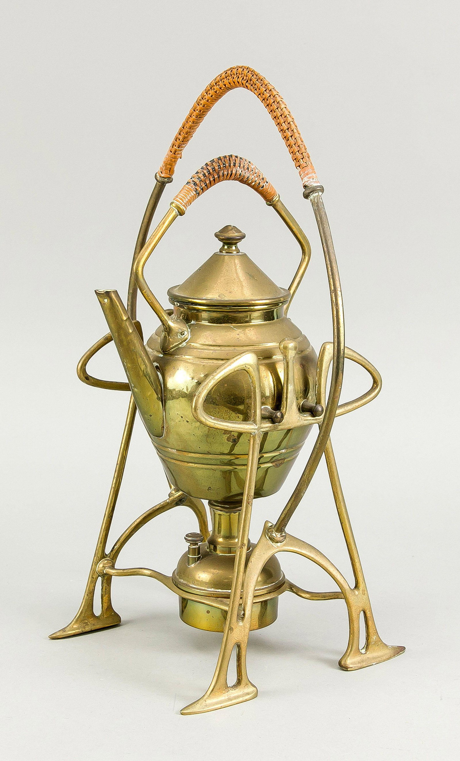 Tea kettle on rachaud, around 1900.: Tea kettle on rachaud, around 1900. brass. Slightly rubbed & bumped, h. 40 cm