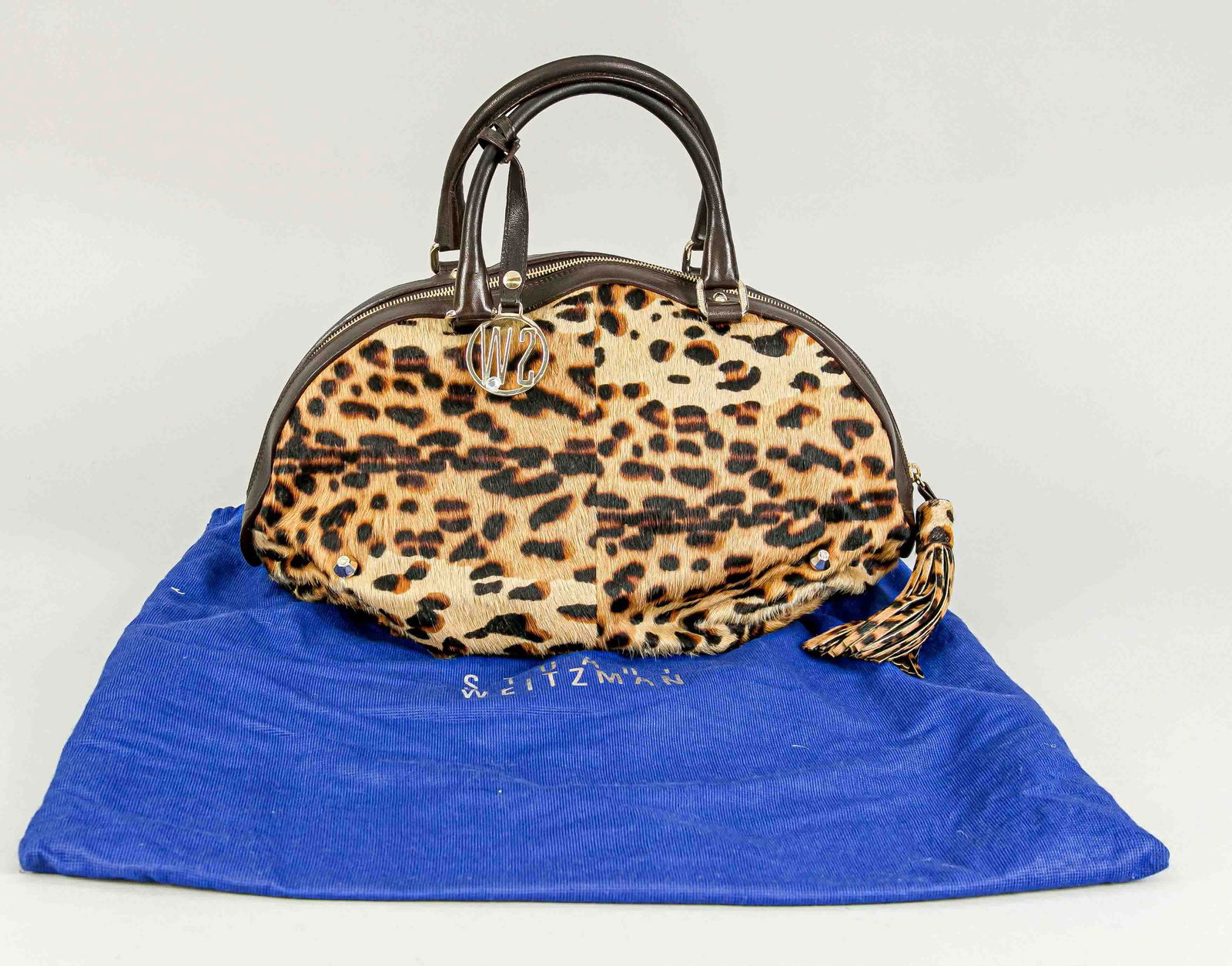 Leopard skin look bag, Stuart: Leopard skin look bag, Stuart Weitzman. Metal appliquÃ©s, logo endentive. Carrying handle, zipper closure. With dust bag, light wear marks, approx. 25 x 45 cm.
