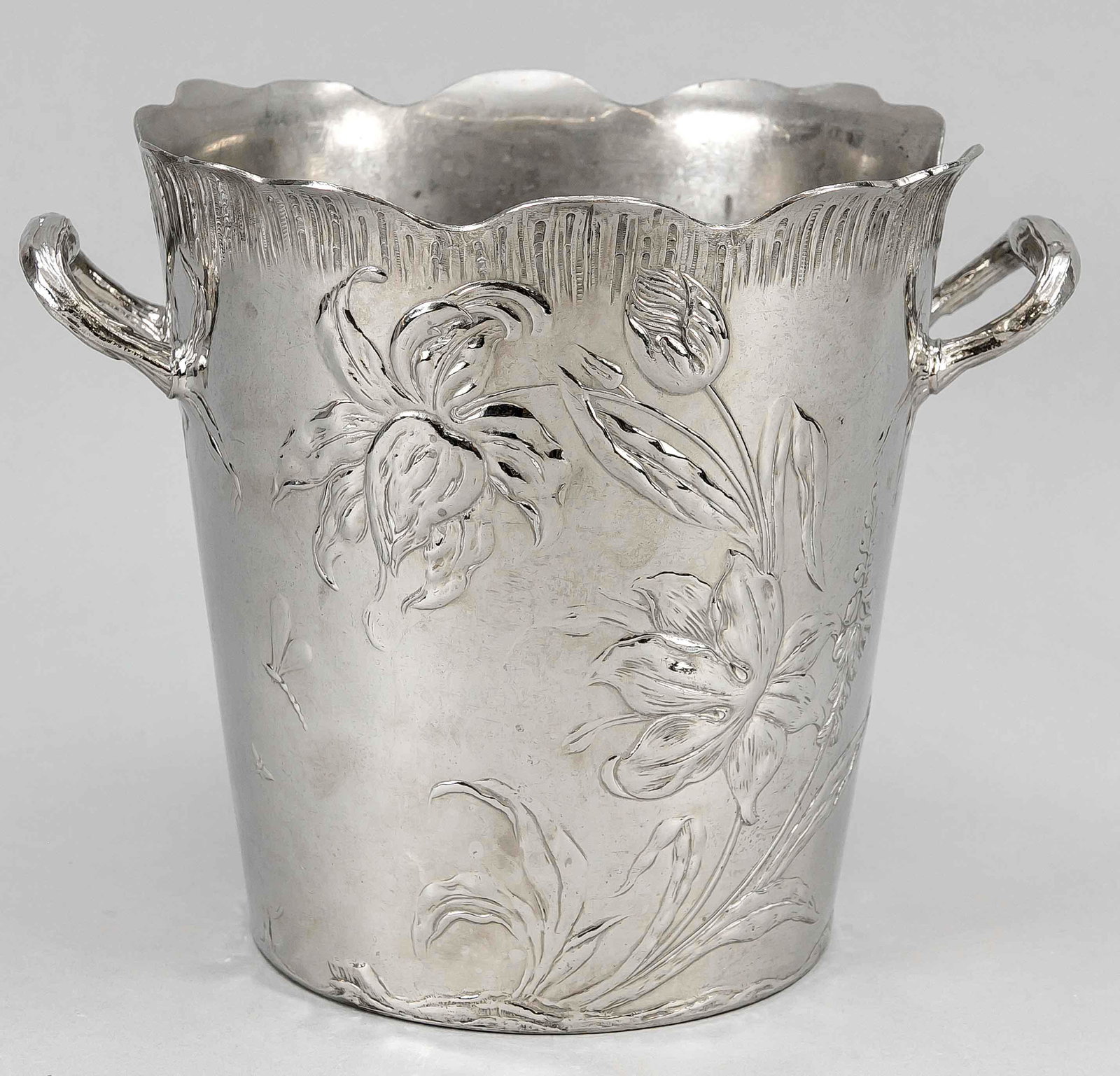 Art Nouveau champagne cooler,: Art Nouveau champagne cooler, around 1900, chrome plated. Circumferentially decorated with flowers and insects (relief), wavy rim, vegetal handles, h. 22 cm.