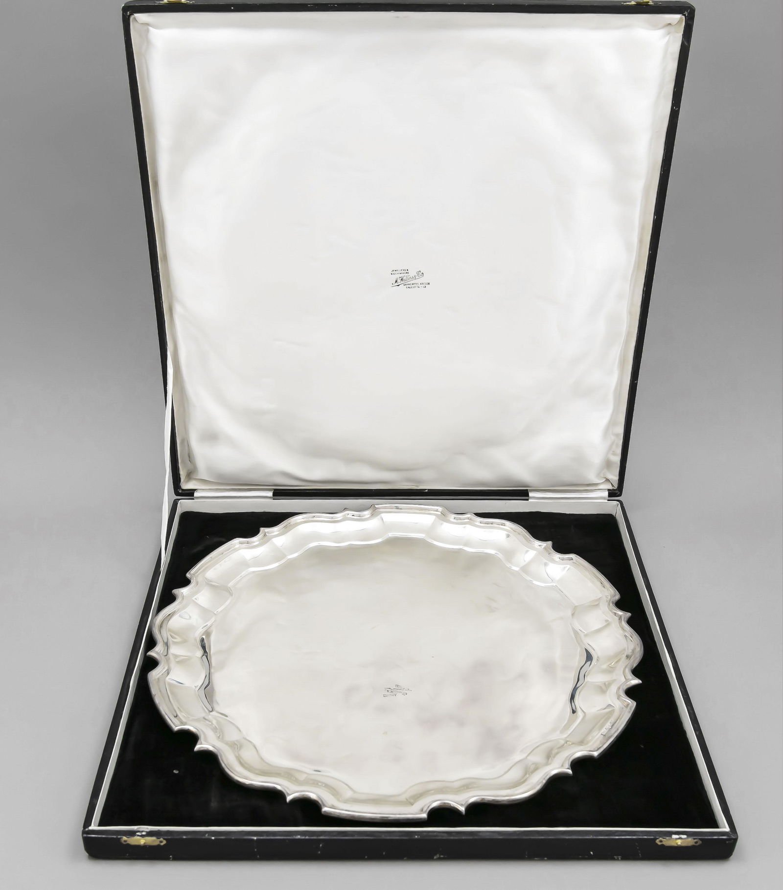 Large round tray, India, 20th: Large round tray, India, 20th c., master's mark M. Walters & Co., Calcutta (Kolkata), sterling silver 925/000, moulded form, matching curved, profiled rim, Ã˜ 41 cm, ca. 1500 g, in original box, l.