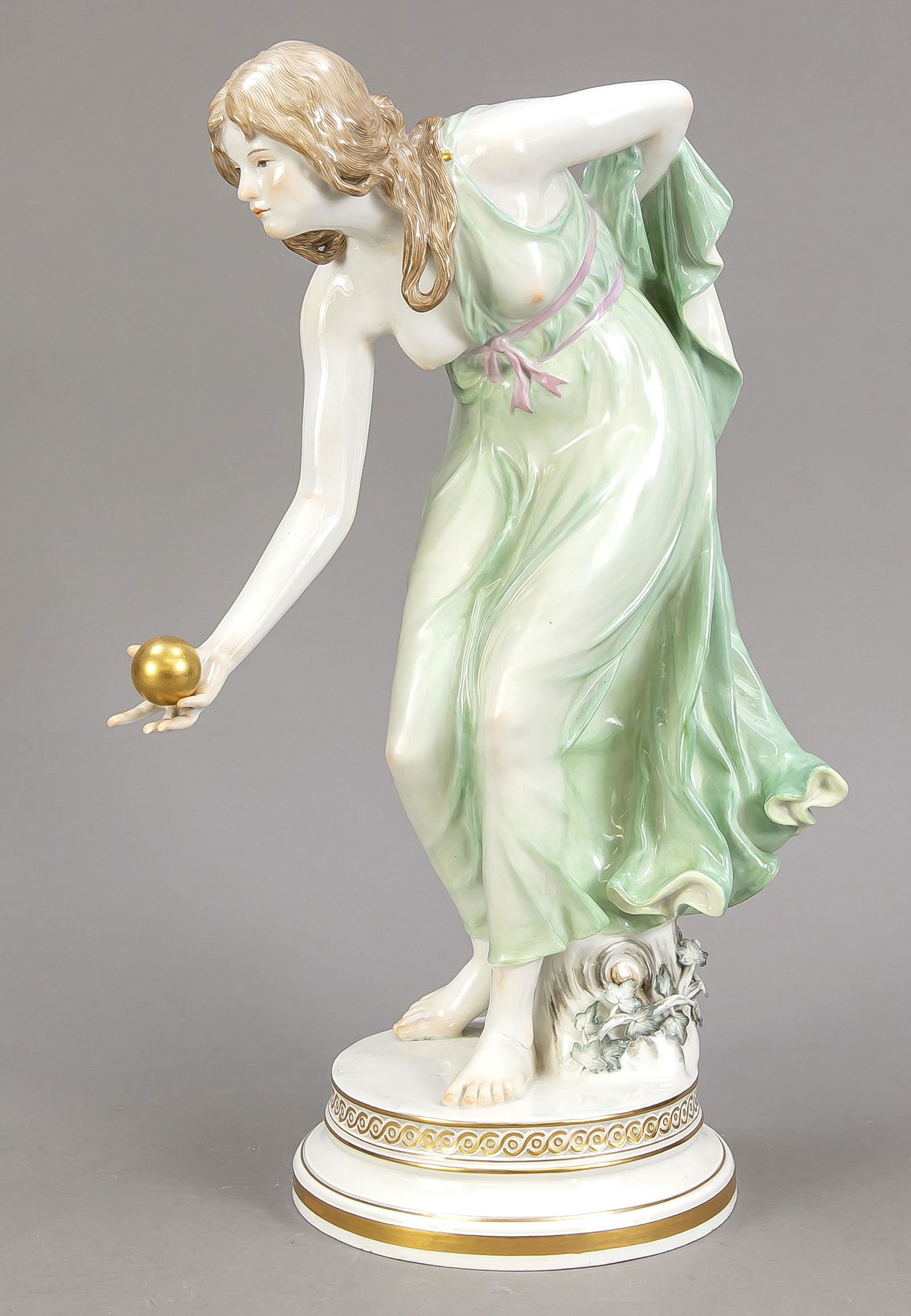 Female ball player, Meissen, sword m: Female ball player, Meissen, sword mark 1945-1947, deputation, design by Walter Schott (1861 Ilsenburg - 1938 Berlin), first form 1897. Moving figure of a young lady throwing a golden ball, on profile
