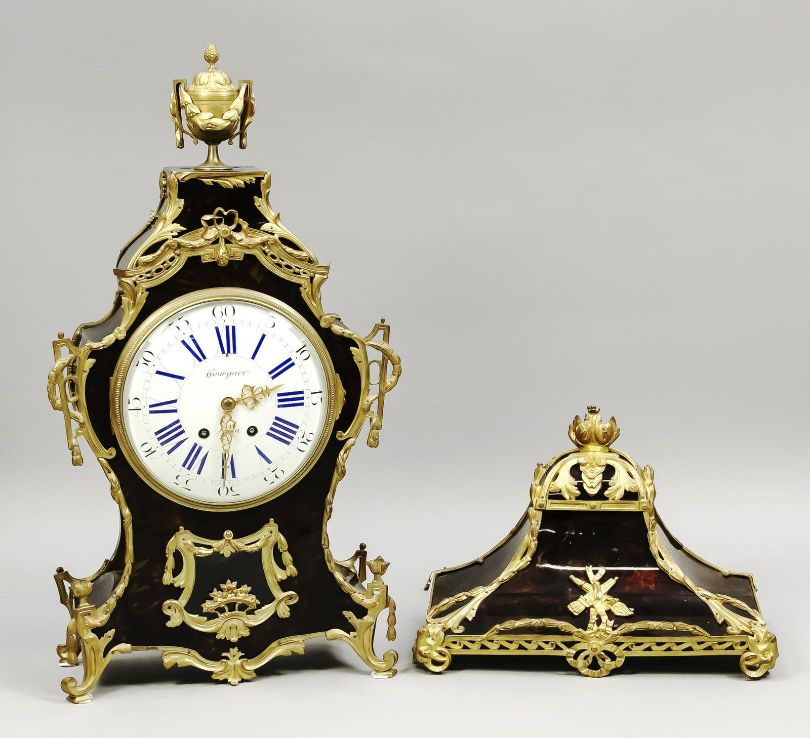 Console pendulum, 2nd half o: Console pendulum, 2nd half of the 19th century, Case covered with tortoise shell, gilded applications in the form of vines and floral motifs, crowned by gilded urn which is loose, large white enamel d