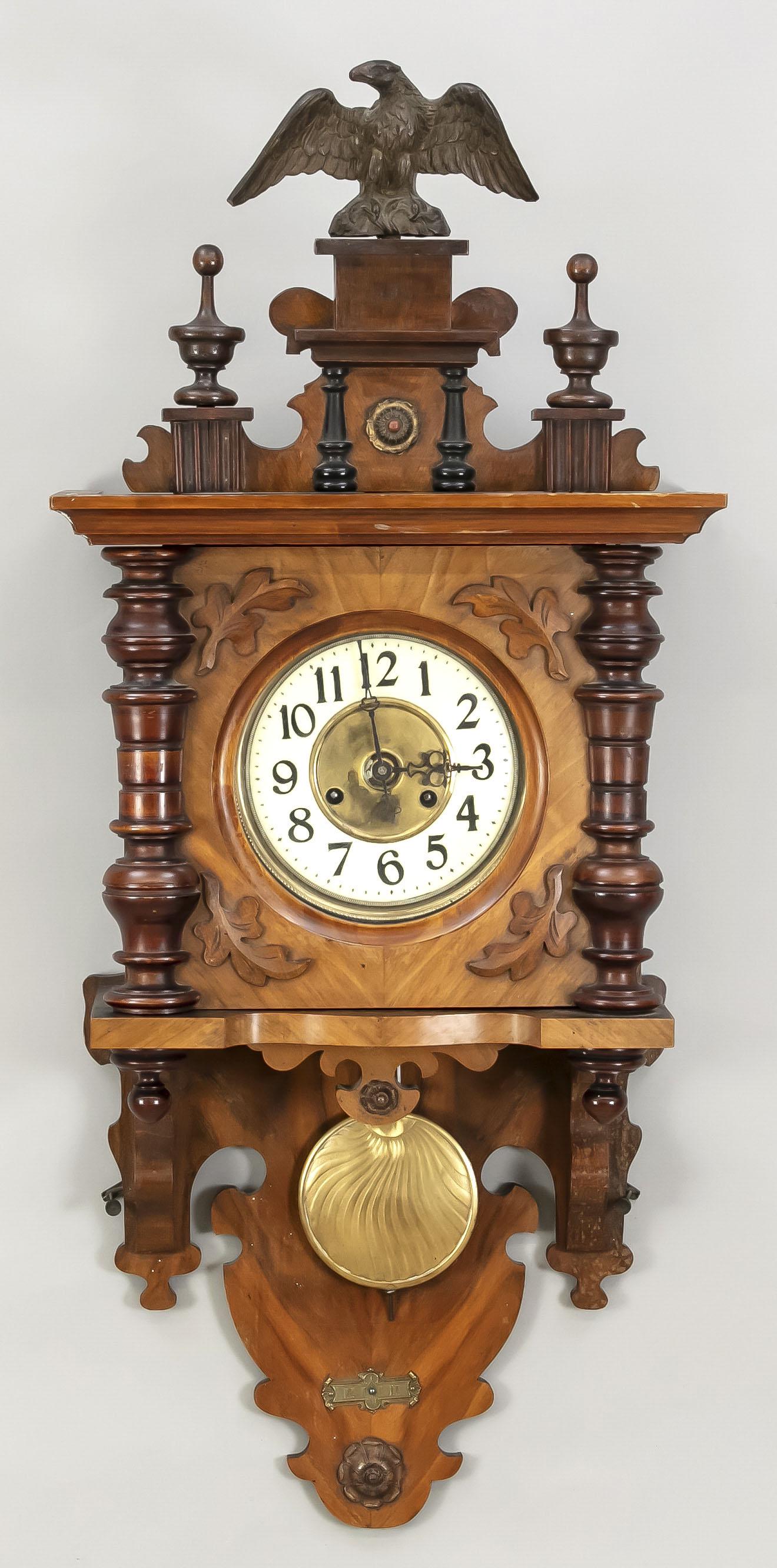 Cantilever, 1st half of 20th: Cantilever, 1st half of 20th century, with a top crowned by an eagle, rich turning work, embossed brass in the center and dial wreath with arab. numerals, 1/2 hour chiming movement on clay spring, rus