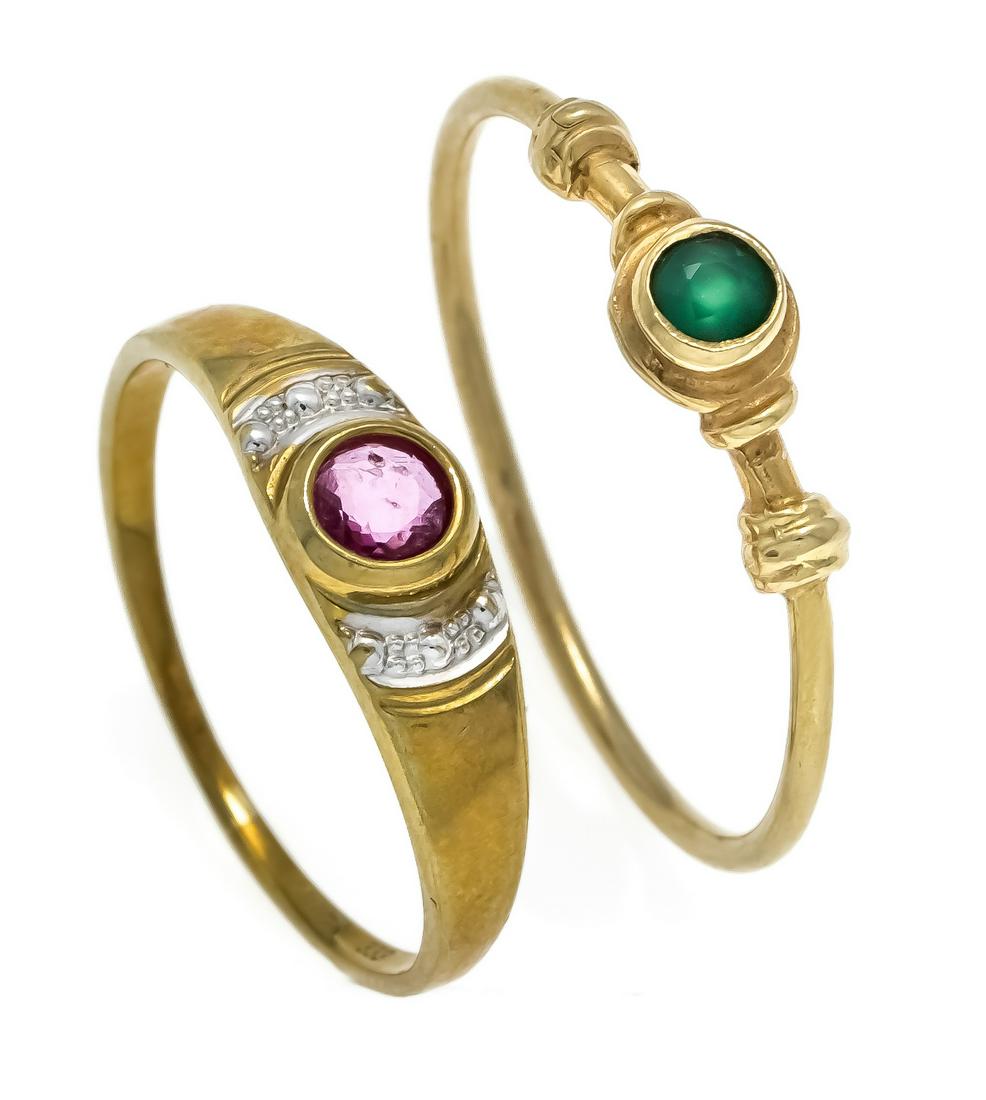 Set of 2 rings, 1 x GG/WG 333: Set of 2 rings, 1 x GG/WG 333/000 unstamped, tested, with a round faceted ruby 3 mm, RG 47, 0,9 g and 1 x GG 585/000 unstamped, tested with a round faceted emerald 2,5 mm, RG 54, 1,1 g