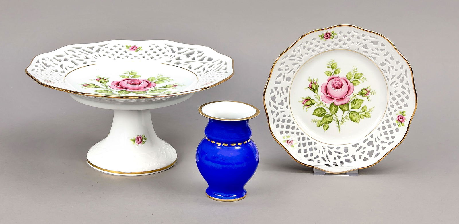 mixed lot, 3 pieces, 20th cent: mixed lot, 3 pieces, 20th century, small vase, Hutschenreuther, Selb, design by Prof. Fritz Klee (1876-1976), baluster-shaped body, blue overlay, ornamental gilding, h. 10,5 cm, in addition 2 basket p