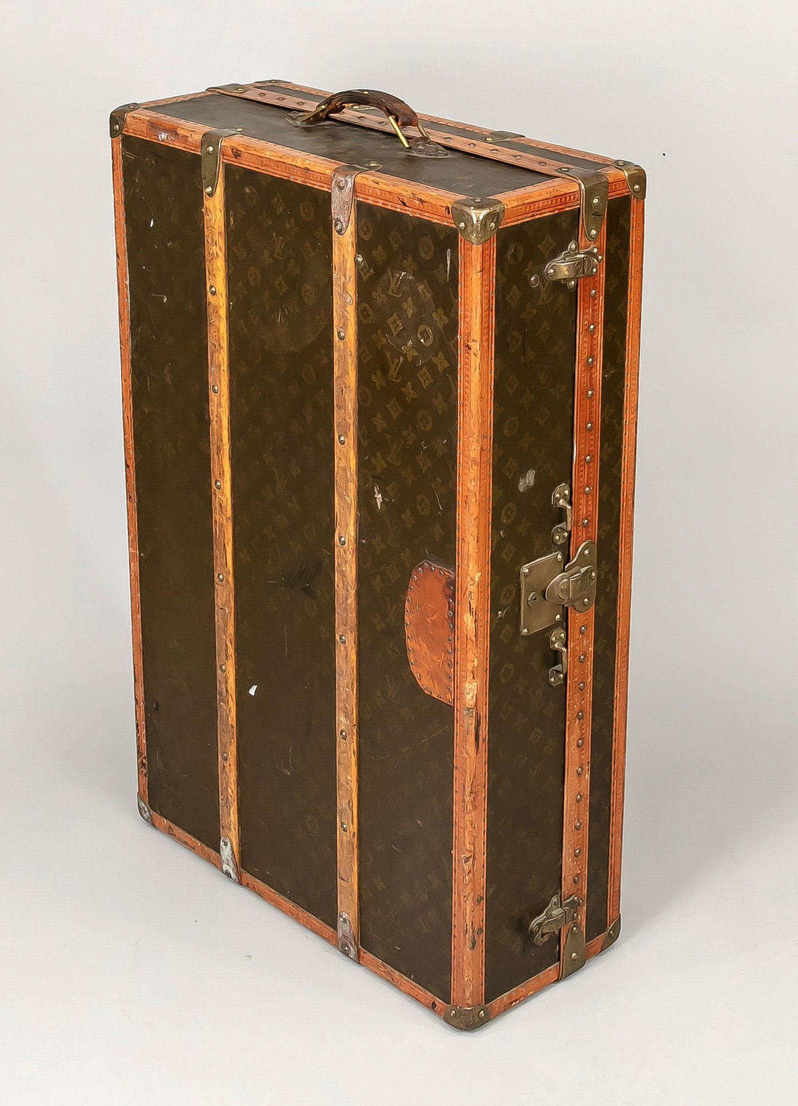 Louis Vuitton wardrobe trunk, c.: Louis Vuitton wardrobe trunk, c. 1920. monogram canvas, interior with hinged segments in the lid and bar with wooden coat hangers, 55 x 86 x 24 cm